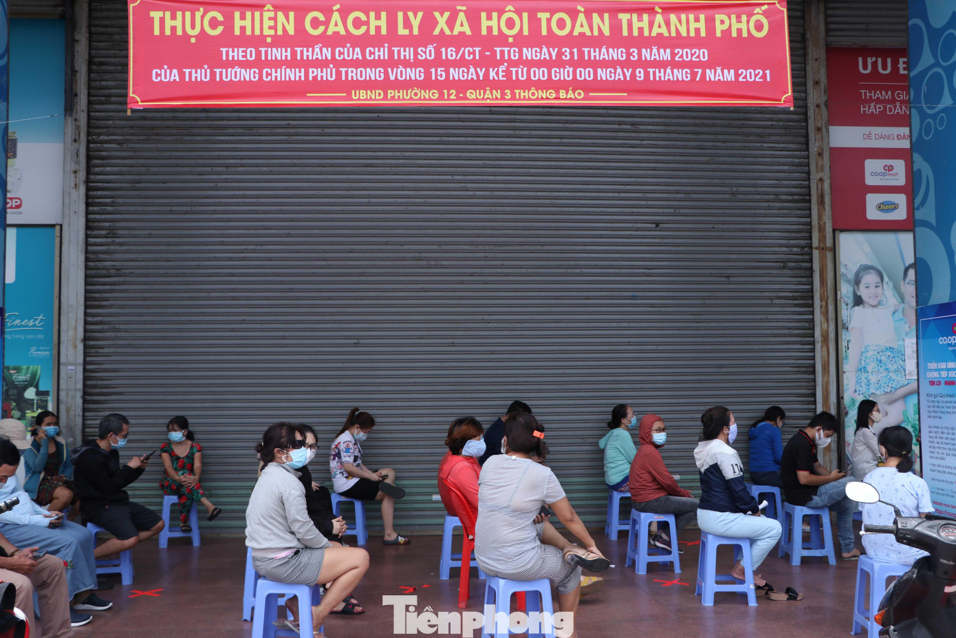 Theo người dân, trước khi áp dụng giãn cách toàn thành phố theo Chỉ thị 16 của Thủ tướng Chính phủ, tổ trưởng tổ dân phố các phường ở quận 3 đã đến từng nhà để phát phiếu đi siêu thị cho người dân.