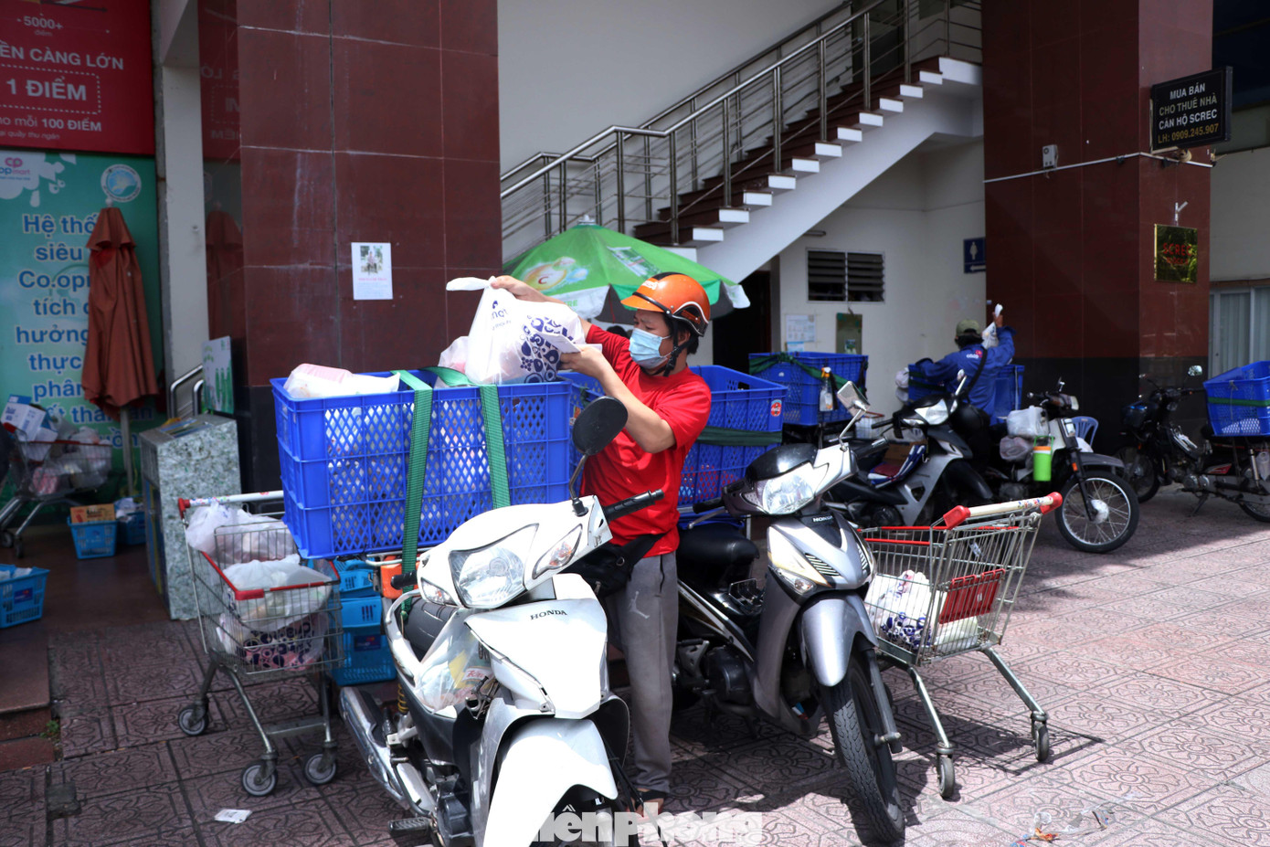 Trong những ngày qua, số lượng khách mua hàng online, khách mua hàng số lượng lớn tăng cao nên đội ngũ shipper của siêu thị luôn làm việc hết công suất.