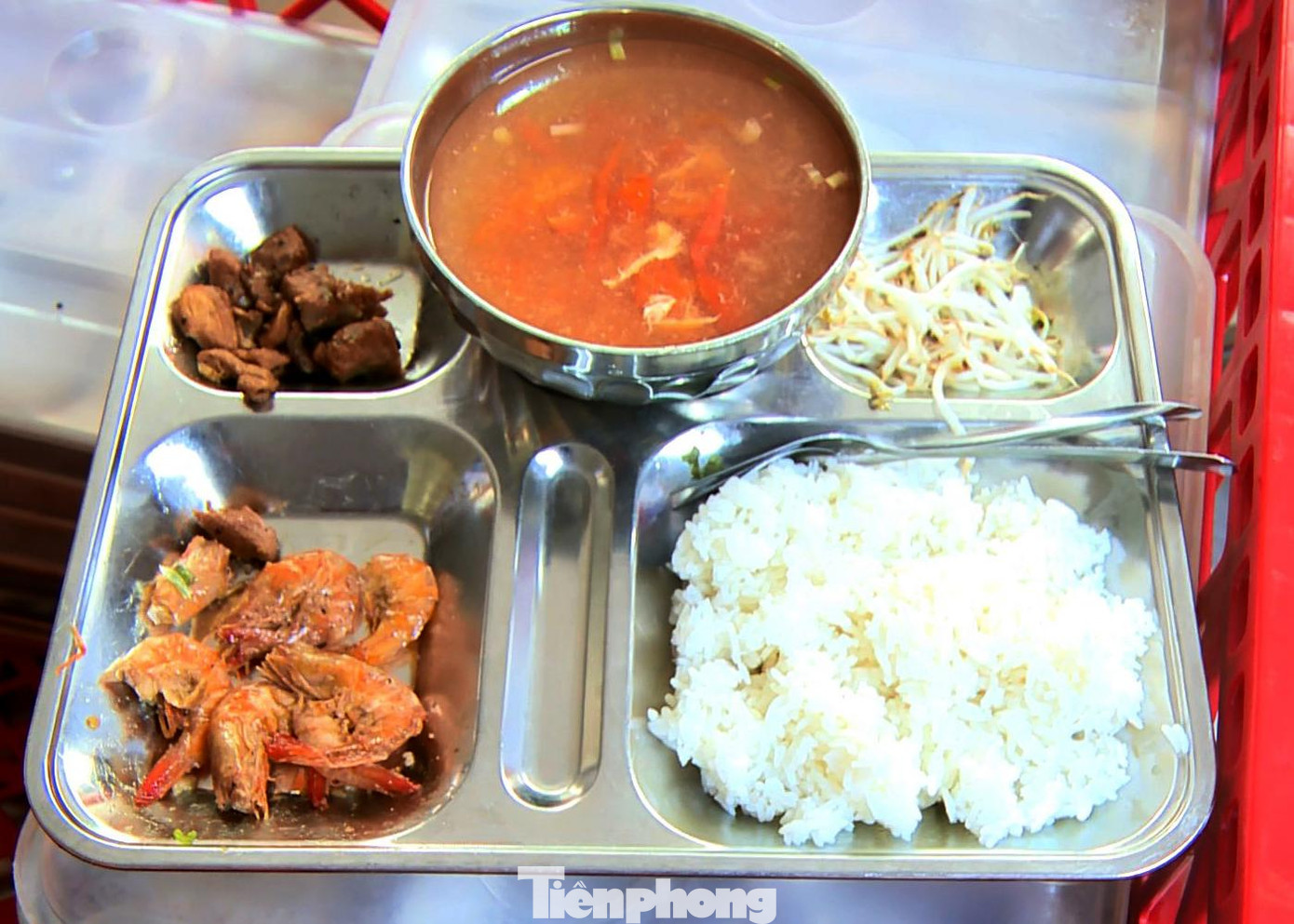 Đồng thời, công ty thường xuyên phun khử khuẩn trong khu vực nhà xưởng sản xuất và tạo chỗ ăn ở làm việc theo đúng tiêu chuẩn 5K như nhà vệ sinh nữ, nam là riêng, ăn ngủ riêng theo quy định của công ty. Đồng thời, công ty thường xuyên phun khử khuẩn trong khu vực nhà xưởng sản xuất và tạo chỗ ăn ở làm việc theo đúng tiêu chuẩn 5K như nhà vệ sinh nữ, nam là riêng, ăn ngủ riêng theo quy định của công ty.