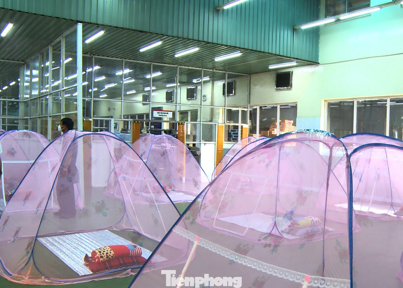 Trước đó, ngày 13/7, UBND TP.HCM có văn bản khẩn về việc dừng hoạt động của doanh nghiệp trên địa bàn Thành phố nếu không đảm bảo các yêu cầu về phòng, chống dịch bệnh COVID-19. TP.HCM chỉ cho phép tiếp tục hoạt động sản xuất đối với các doanh nghiệp trên địa bàn thành phố khi đảm bảo thực hiện được vừa sản xuất, vừa cách ly người lao động tại chỗ với phương châm “3 tại chỗ”: sản xuất tại chỗ – ăn tại chỗ - nghỉ ngơi tại chỗ. Trước đó, ngày 13/7, UBND TP.HCM có văn bản khẩn về việc dừng hoạt động của doanh nghiệp trên địa bàn Thành phố nếu không đảm bảo các yêu cầu về phòng, chống dịch bệnh COVID-19. TP.HCM chỉ cho phép tiếp tục hoạt động sản xuất đối với các doanh nghiệp trên địa bàn thành phố khi đảm bảo thực hiện được vừa sản xuất, vừa cách ly người lao động tại chỗ với phương châm “3 tại chỗ”: sản xuất tại chỗ – ăn tại chỗ - nghỉ ngơi tại chỗ.