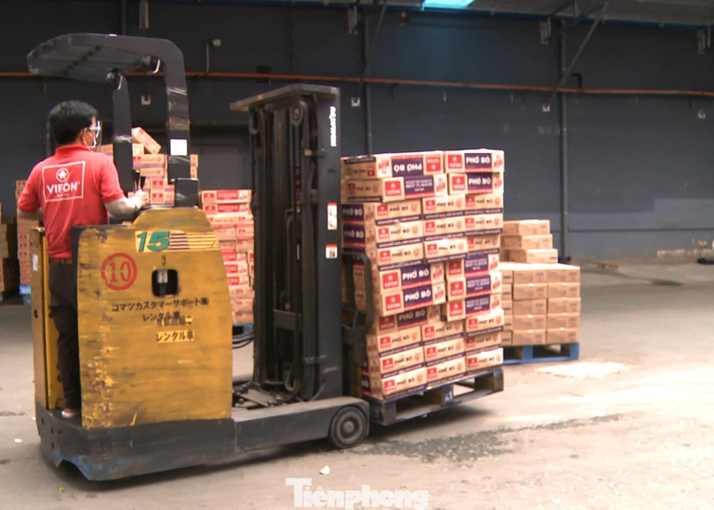 Song song đó, doanh nghiệp đảm bảo thực hiện được phương châm “1 cung đường - 2 địa điểm": chỉ duy nhất 1 cung đường vận chuyển tập trung công nhân từ nơi sản xuất đến nơi ở của công nhân. Trường hợp doanh nghiệp không đảm bảo theo yêu cầu nêu trên phải dừng hoạt động từ 0h ngày 15.7 cho đến khi có chỉ đạo mới. Song song đó, doanh nghiệp đảm bảo thực hiện được phương châm “1 cung đường - 2 địa điểm": chỉ duy nhất 1 cung đường vận chuyển tập trung công nhân từ nơi sản xuất đến nơi ở của công nhân. Trường hợp doanh nghiệp không đảm bảo theo yêu cầu nêu trên phải dừng hoạt động từ 0h ngày 15.7 cho đến khi có chỉ đạo mới.