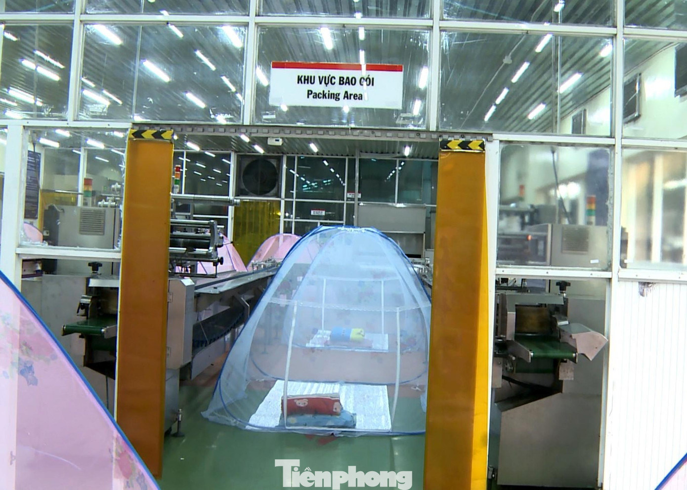 Để đảm bảo quy tắc phòng chống dịch, một số khu vực sản xuất đặc biệt được công ty trang bị đầy đủ dụng cụ ngủ nghỉ để nhân viên có thể sản xuất, nghỉ ngơi ngay tại chỗ mà không cần phải di chuyển đến các khu vực tập trung. Để đảm bảo quy tắc phòng chống dịch, một số khu vực sản xuất đặc biệt được công ty trang bị đầy đủ dụng cụ ngủ nghỉ để nhân viên có thể sản xuất, nghỉ ngơi ngay tại chỗ mà không cần phải di chuyển đến các khu vực tập trung.