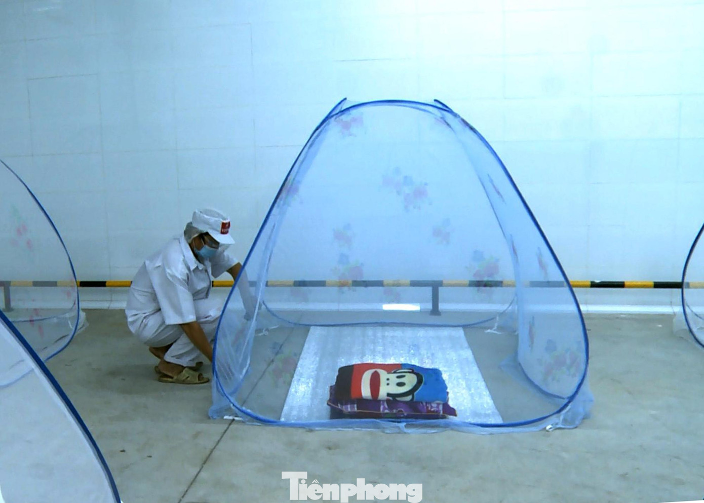 Mỗi công nhân viên được trang bị chỗ ngủ cách nhau khoảng 2m với đầy đủ mùng, mền, chiếu, gối. Mỗi công nhân viên được trang bị chỗ ngủ cách nhau khoảng 2m với đầy đủ mùng, mền, chiếu, gối.