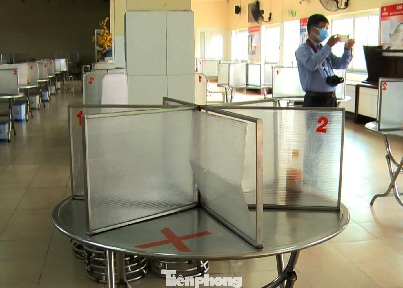 Ông Nguyễn Công Chánh, Phó Chủ tịch UBND Quận Tân Phú, TPHCM cho hay, trong thời gian qua thực hiện công tác vừa phòng chống dịch vừa sản xuất, quận Tân Phú cũng sẽ thường xuyên giám sát việc sản xuất của các doanh nghiệp, đồng thời cũng sẽ hỗ trợ các doanh nghiệp thực hiện tốt để vừa đảm bảo phòng chống dịch vừa đảm bảo phát triển kinh tế. Ông Nguyễn Công Chánh, Phó Chủ tịch UBND Quận Tân Phú, TPHCM cho hay, trong thời gian qua thực hiện công tác vừa phòng chống dịch vừa sản xuất, quận Tân Phú cũng sẽ thường xuyên giám sát việc sản xuất của các doanh nghiệp, đồng thời cũng sẽ hỗ trợ các doanh nghiệp thực hiện tốt để vừa đảm bảo phòng chống dịch vừa đảm bảo phát triển kinh tế.