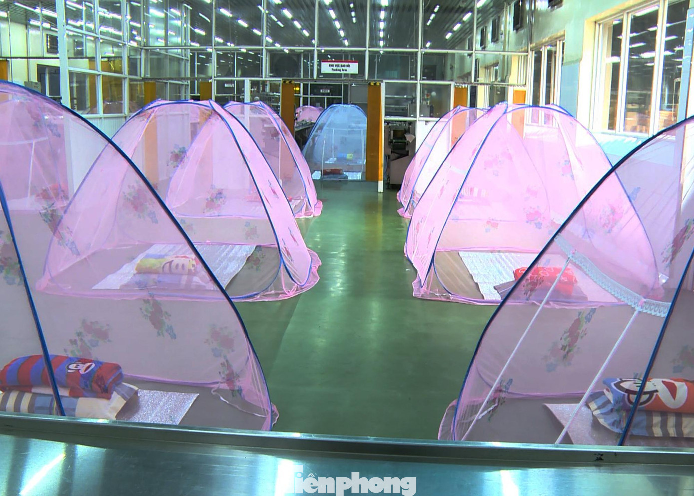 Trong các khu vực được cải tạo làm nơi nghỉ ngơi cho nhân viên đều được trang bị mùng mền, chiếu gối cho người lao động ở lại. Bếp ăn được thiết kế phòng chống dịch triệt để với 1 bàn 3 người, có gắn kính cao chống bắn giọt. Trong các khu vực được cải tạo làm nơi nghỉ ngơi cho nhân viên đều được trang bị mùng mền, chiếu gối cho người lao động ở lại. Bếp ăn được thiết kế phòng chống dịch triệt để với 1 bàn 3 người, có gắn kính cao chống bắn giọt.