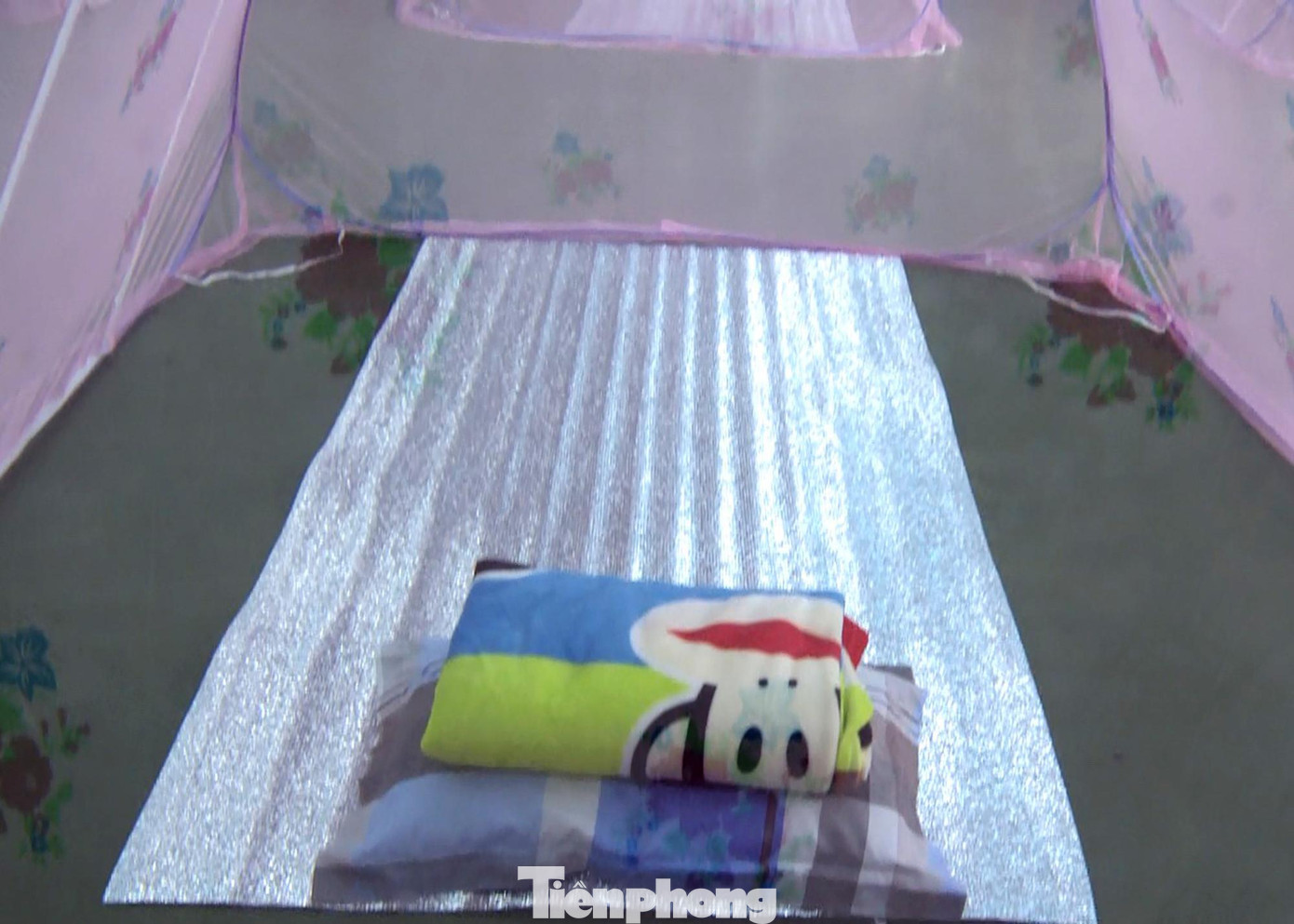 Một số công nhân công ty Vifon cho hay, sau khi công ty thực hiện các biện pháp phòng chống dịch, bố trí nơi ăn nghỉ hợp lý tại nhà máy sạch sẽ, tiện ích, họ đã yên tâm ở lại làm việc để đáp ứng nhu cầu cung cấp nhu yếu phẩm cho thị trường cũng như đảm bảo thu nhập ổn định trong lúc dịch COVID-19 diễn biến phức tạp. Một số công nhân công ty Vifon cho hay, sau khi công ty thực hiện các biện pháp phòng chống dịch, bố trí nơi ăn nghỉ hợp lý tại nhà máy sạch sẽ, tiện ích, họ đã yên tâm ở lại làm việc để đáp ứng nhu cầu cung cấp nhu yếu phẩm cho thị trường cũng như đảm bảo thu nhập ổn định trong lúc dịch COVID-19 diễn biến phức tạp.