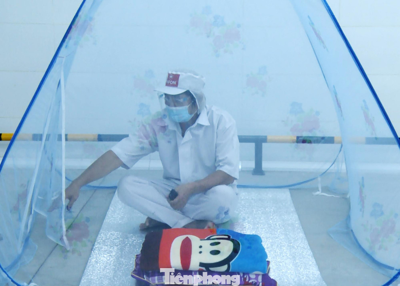 Ghi nhận tại Công ty Cổ phần Công nghệ Thực phẩm Việt Nam (Vifon), chi nhánh quận Tân Phú, để đảm bảo vừa sản xuất vừa phòng dịch, với phương châm 3 tại chỗ, một số văn phòng, nhà xưởng được cải tạo làm nơi nghỉ ngơi tập trung cho công nhân với 2 khu vực sinh hoạt nam, nữ riêng biệt. Ghi nhận tại Công ty Cổ phần Công nghệ Thực phẩm Việt Nam (Vifon), chi nhánh quận Tân Phú, để đảm bảo vừa sản xuất vừa phòng dịch, với phương châm 3 tại chỗ, một số văn phòng, nhà xưởng được cải tạo làm nơi nghỉ ngơi tập trung cho công nhân với 2 khu vực sinh hoạt nam, nữ riêng biệt.