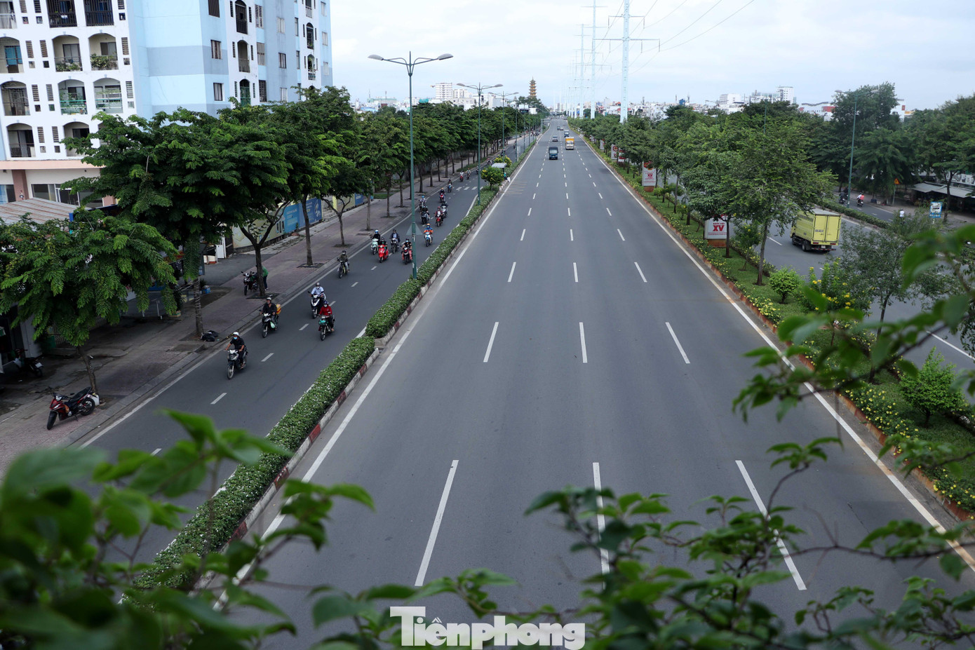 Ghi nhận trên nhiều tuyến đại lộ như Phạm Văn Đồng, Đinh Bộ Lĩnh, Xa Lộ Hà Nội, quốc lộ 13 hướng vào trung tâm TPHCM cũng trở nên vắng vẻ, chỉ có rất ít phương tiện lưu thông.
