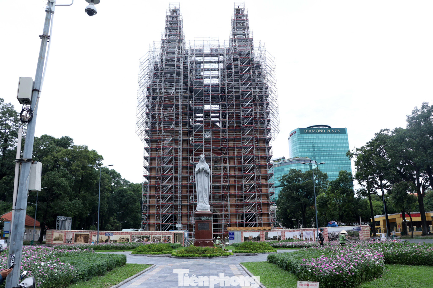 Nhà thờ Đức bà không còn cảnh nhộn nhịp người đến cầu nguyện vào lúc sáng sớm như trước.