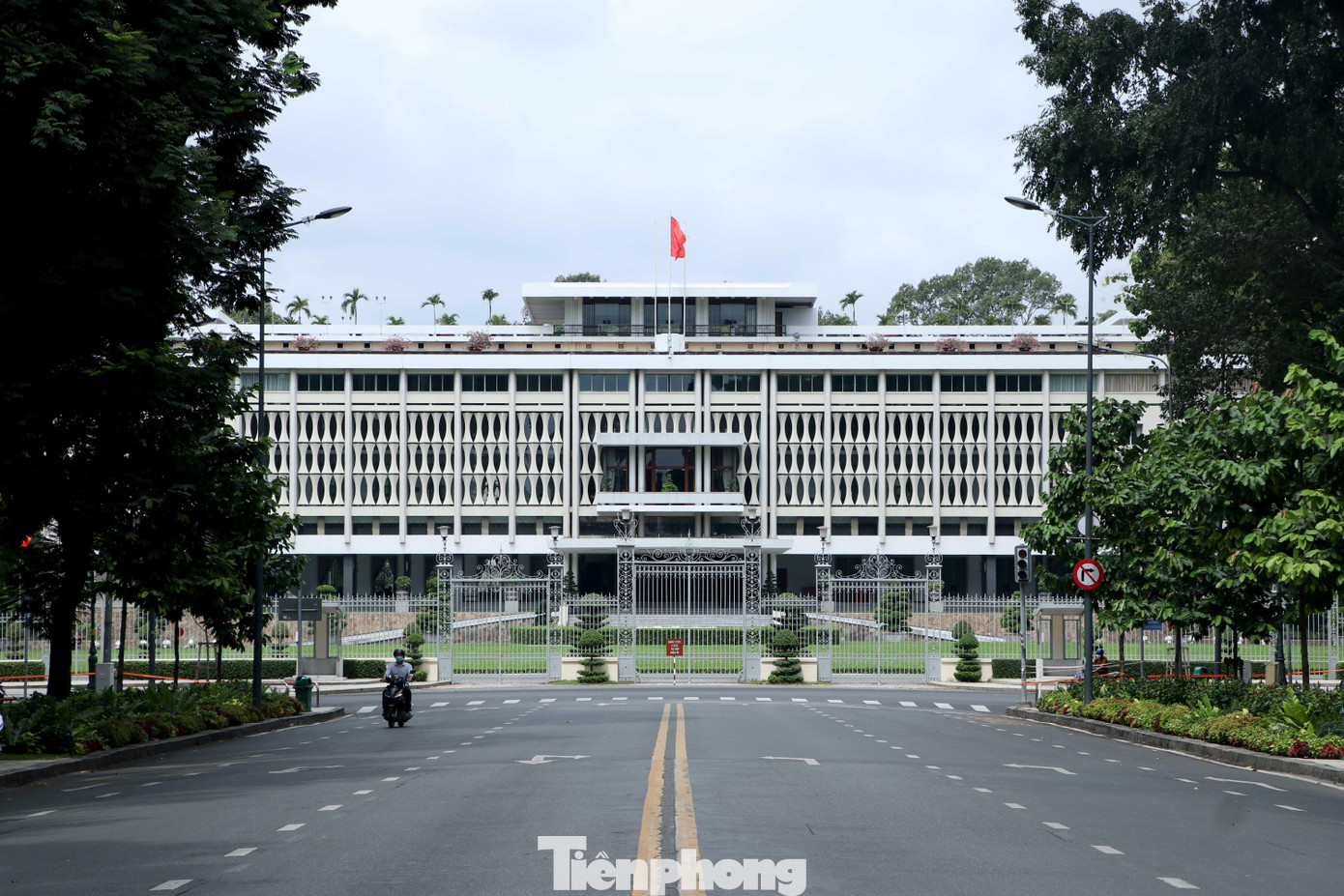 Đường Lê Lợi, trước dinh Thống Nhất vắng hoe trong sáng đầu tiên TPHCM áp dụng Chỉ thị 16.