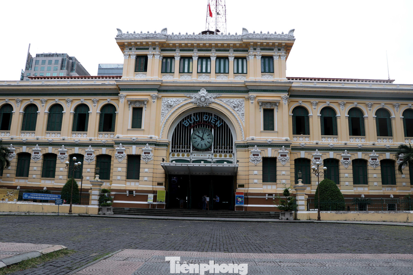 Bưu điện Thành phố, công trình kiến trúc lịch sử của TPHCM từng đông nghịt người đến tham quan giờ vắng hue.