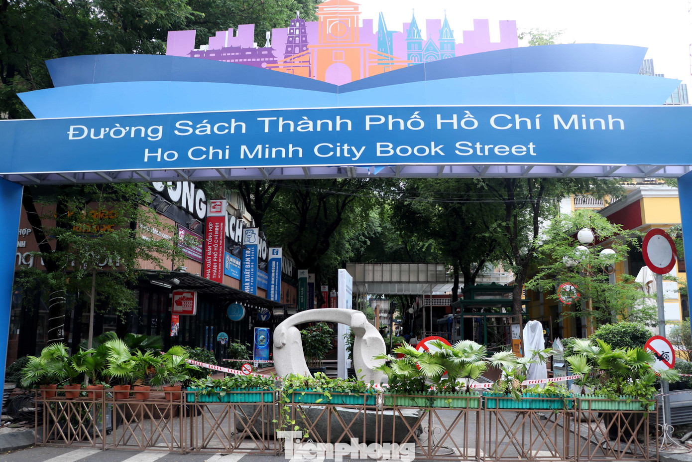 Khu vực đường sách TPHCM đã được đóng cửa ngưng hoạt động từ trước khi Chỉ thị 16 được áp dụng.