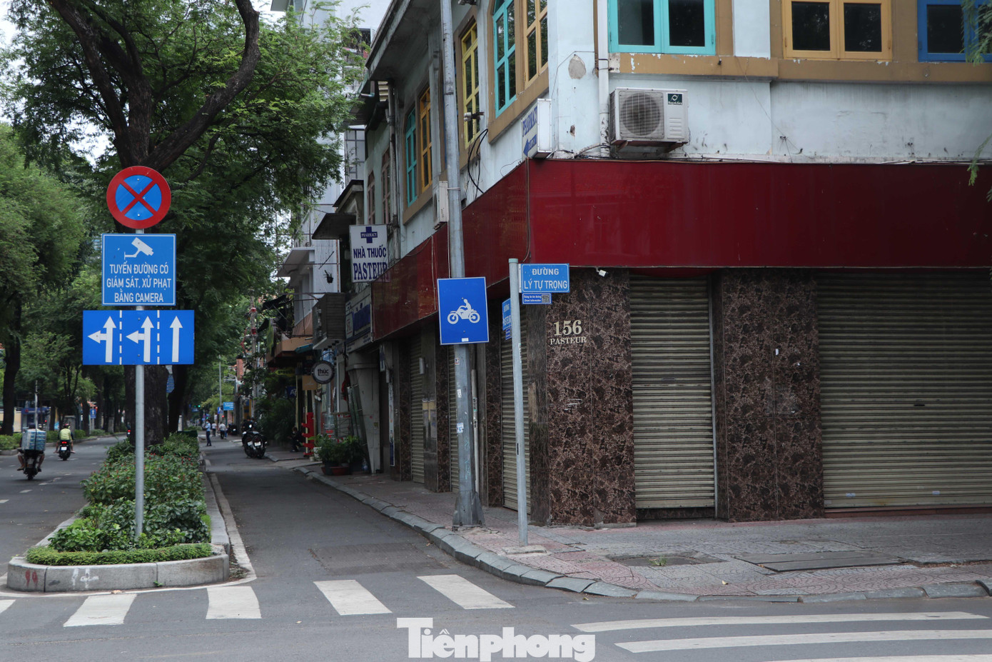 Hàng quán ở trung tâm TPHCM đóng cửa nghỉ kinh doanh để chấp hành quy định giãn cách xã hội theo Chỉ thị 16.