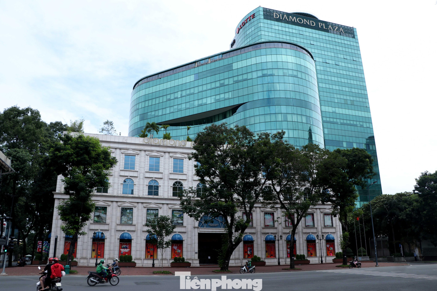 Trung tâm thương mại Diamon nổi tiếng nhất TPHCM trong nhiều năm qua giờ cũng im ắng, cửa đóng then cài.