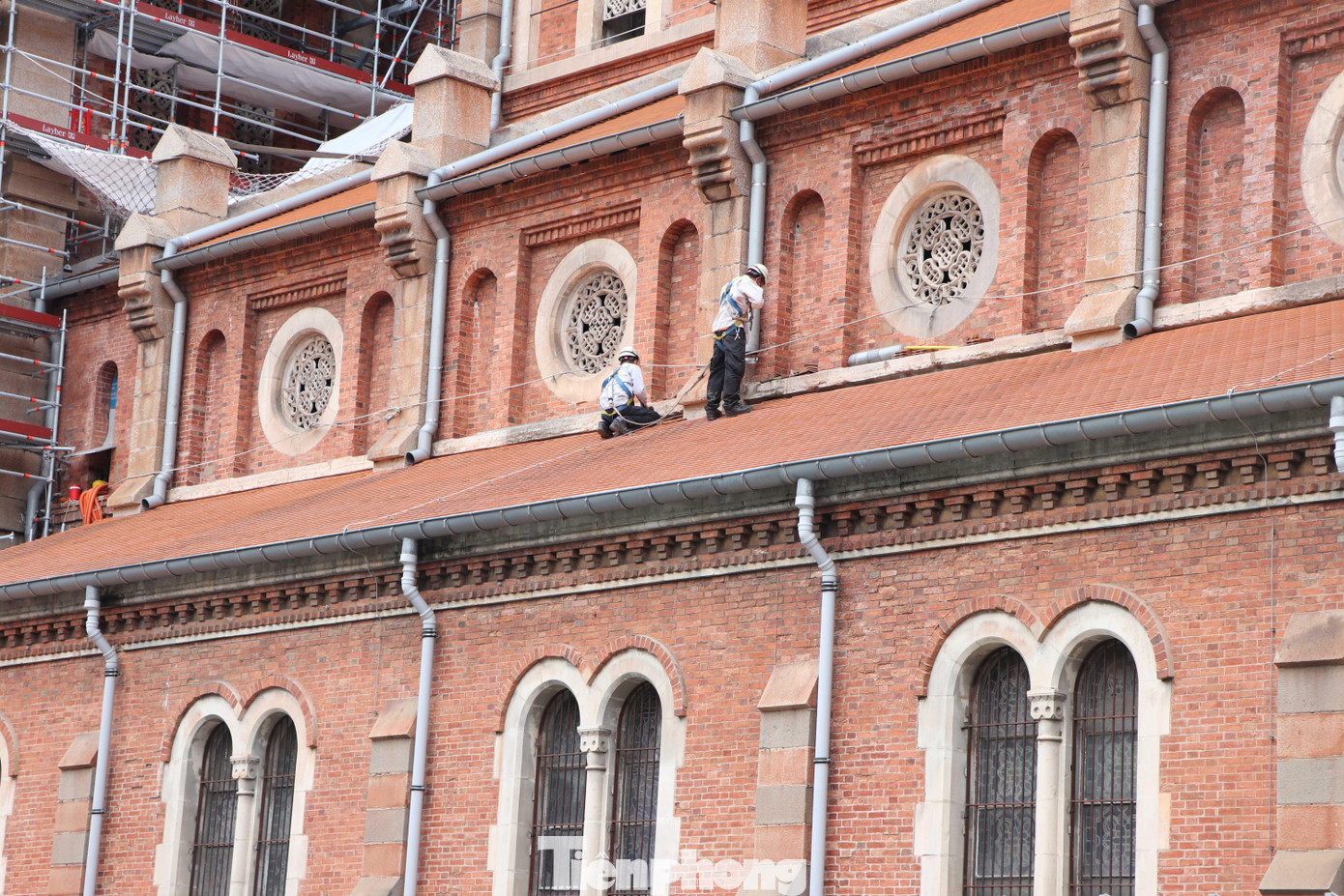 Một số công nhân làm việc tại công trường sửa chữa Nhà thờ Đức bà ở quận 1, TPHCM vẫn đang làm việc để kịp tiến độ.