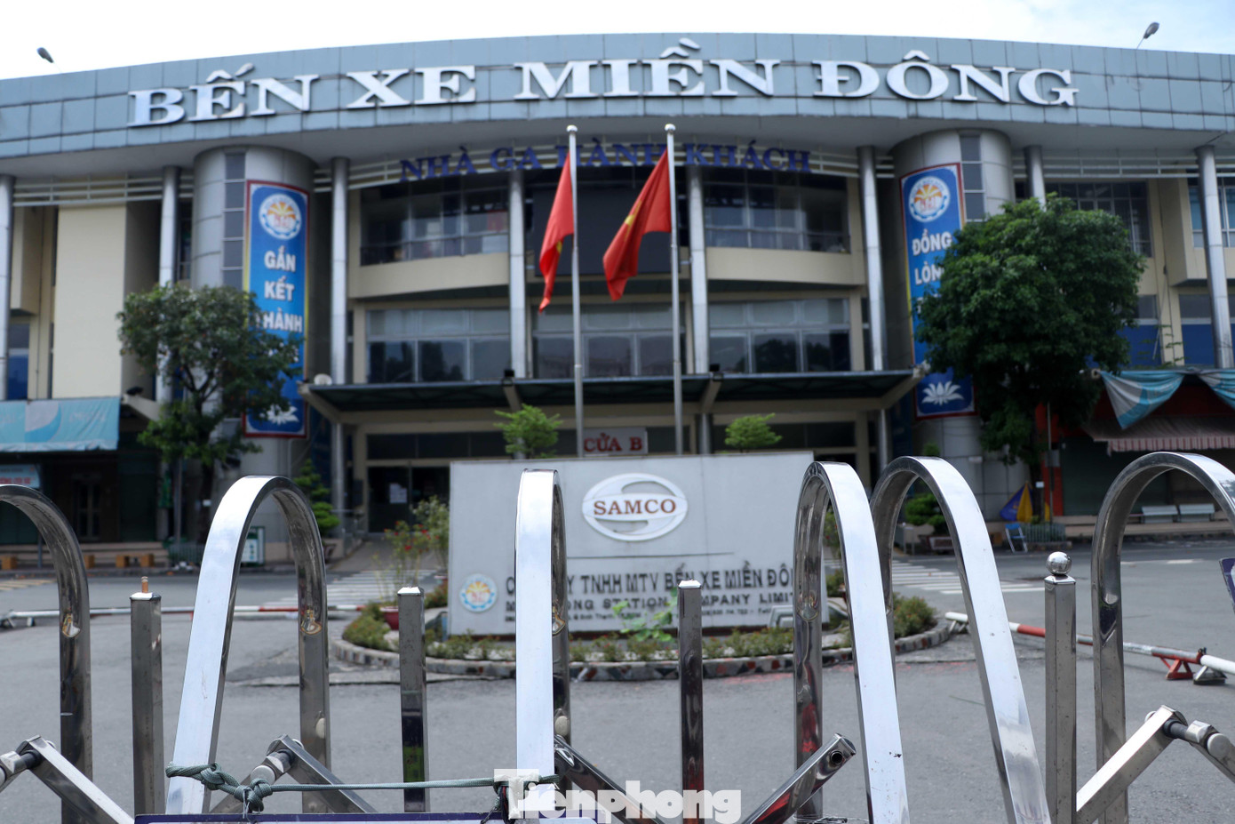 Bến xe Miền Đông, quận Bình Thạnh cũng đóng cửa im ắng, chỉ mở một phần cửa phu để người dân ra vào lấy hàng.