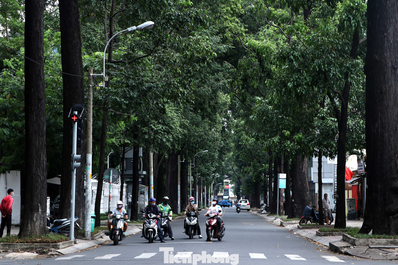 Dù là đang dừng đèn đỏ ở tuyến đường ngày trung tâm TPHCM nhưng cũng có rất ít phương tiện.