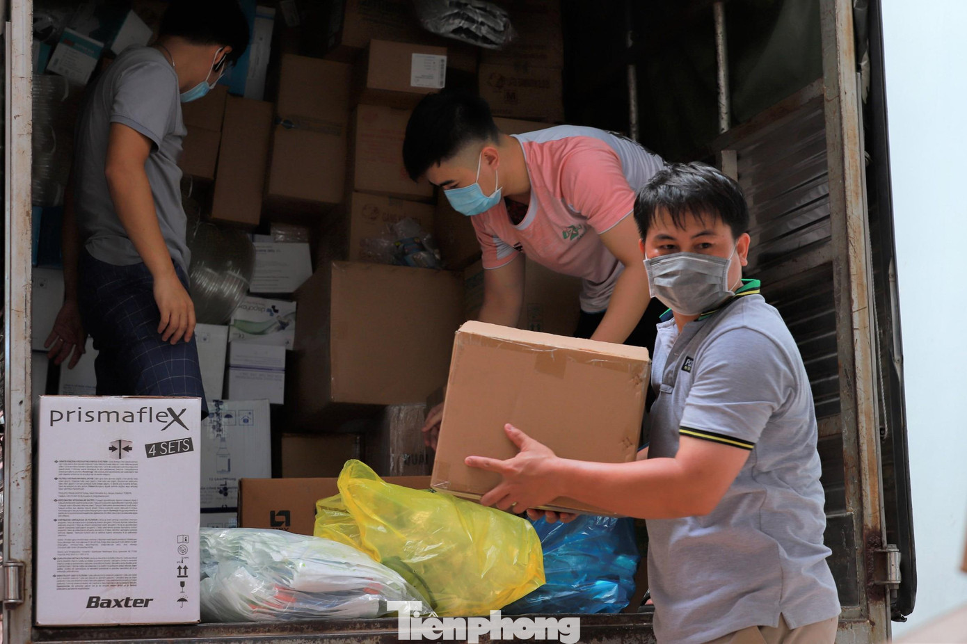 Trung tâm được thành lập với sơ đồ tổ chức gồm Ban Giám đốc và 5 khoa, ban trực thuộc: Ban Kế hoạch - Bảo đảm; Khoa điều trị bệnh nhân COVID-19 mức độ nhẹ; Khoa điều trị bệnh nhân COVID-19 mức độ vừa; Khoa hồi sức và điều trị bệnh nhân COVID-19 mức độ nặng.