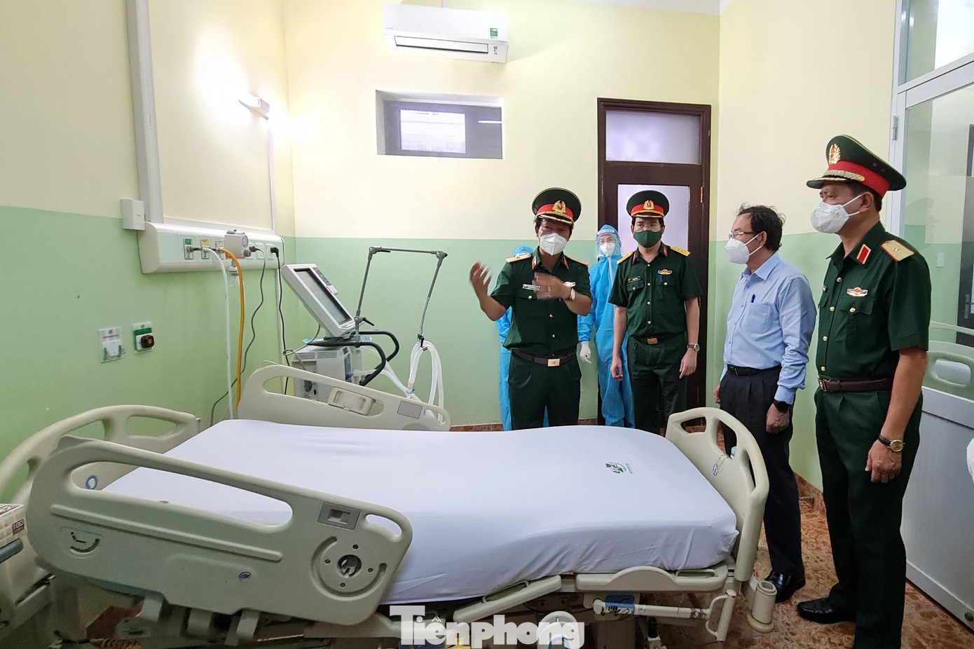 Thiếu tướng Nguyễn Hồng Sơn, Giám đốc Bệnh viện Quân y 175 cho hay, với tinh thần khẩn trương, quyết liệt, bệnh viện đã triển khai thành lập Trung tâm điều trị bệnh nhân COVID-19 trong vòng 24 giờ.