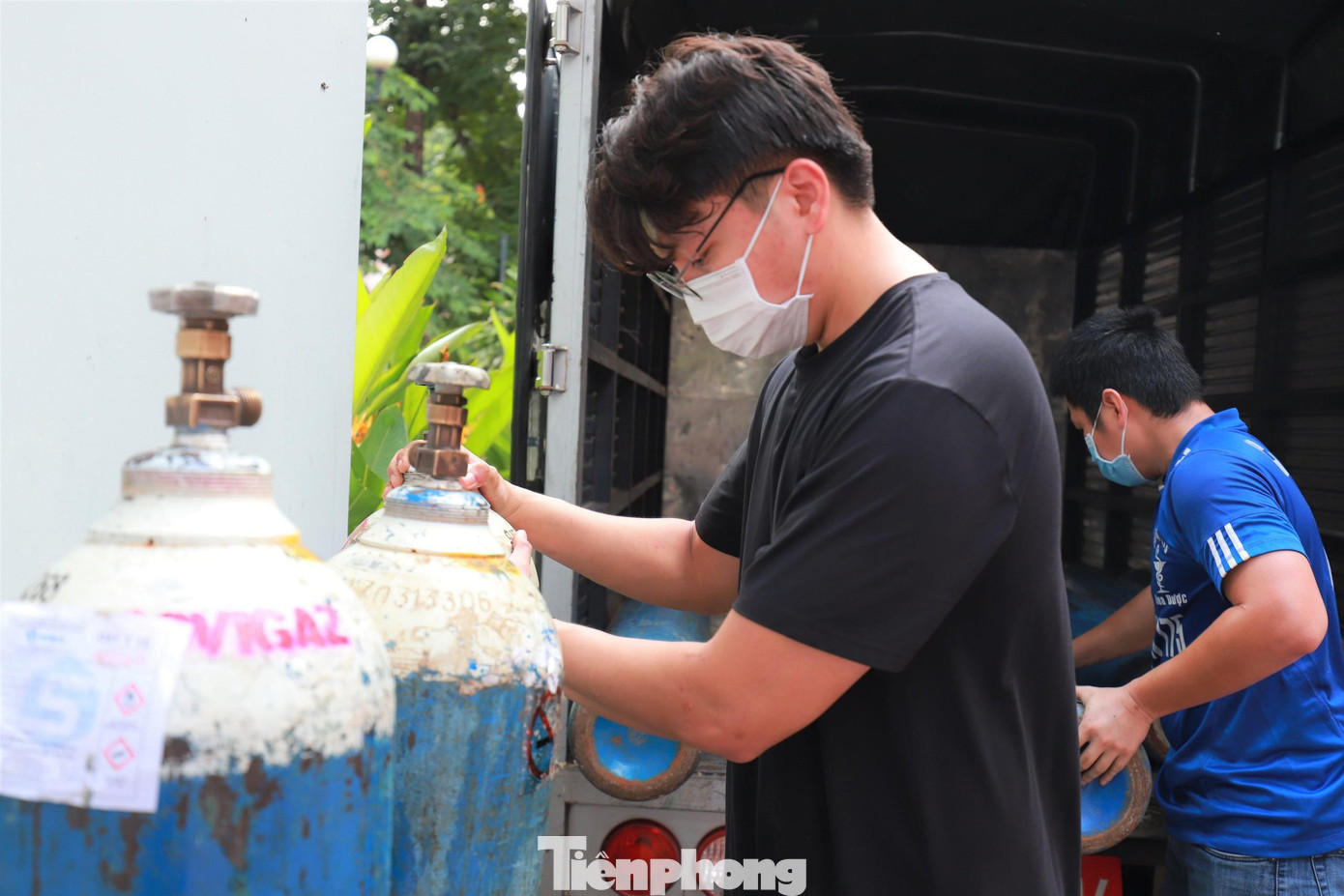Lực lượng nhân viên y tế, quân y cấp tập làm việc không nghỉ để nhanh chóng hoàn thành việc thiết lập Trung tâm.
