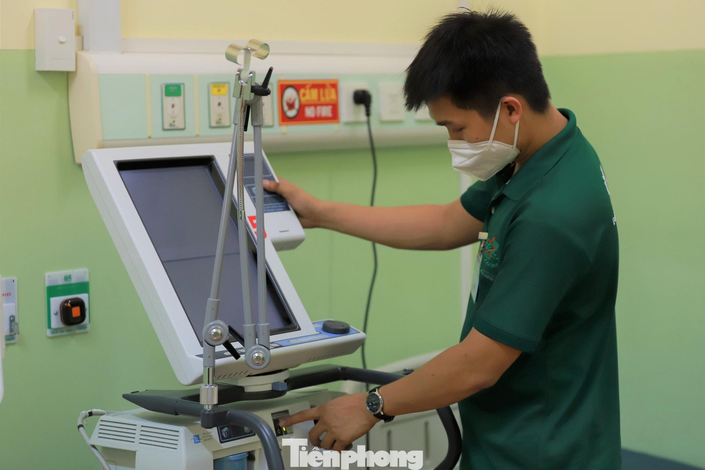 Đặc biệt, đây là những y, bác sĩ trẻ, tinh thần trách nhiệm cao, đa số tình nguyện tham gia vào Trung tâm điều trị bệnh nhân COVID-19 của Bệnh viện với mong muốn sớm đẩy lùi dịch bệnh, đem lại cuộc sống bình yên cho Nhân dân.