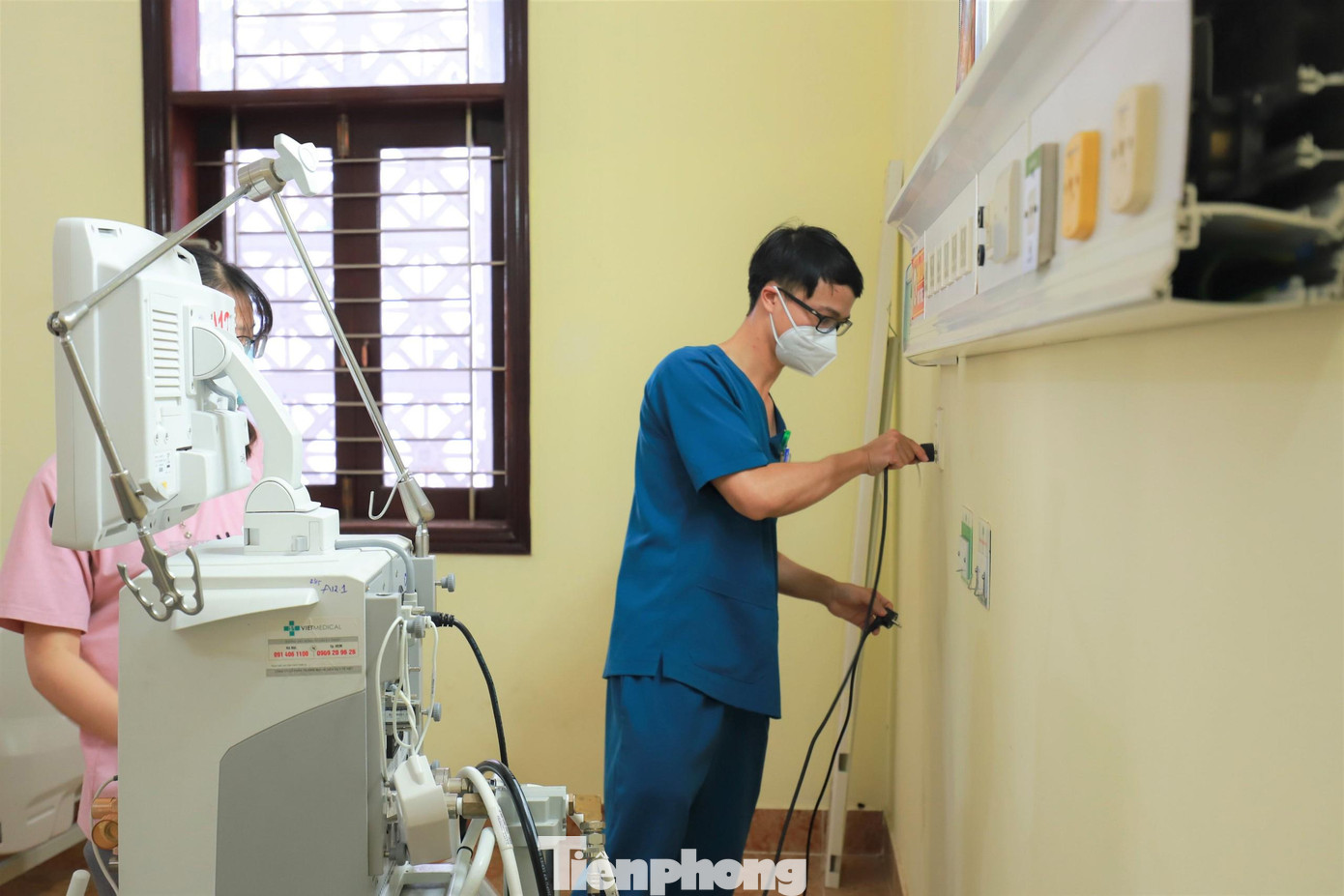 Trung tâm được biên chế 123 cán bộ, nhân viên gồm 100 nhân viên chính thức và 23 thành viên dự bị. Trong đó 42 bác sĩ, 65 điều dưỡng, kỹ thuật viên, 1 kỹ sư trang bị, 10 hộ lý, 5 hạ sĩ quan, chiến sĩ.