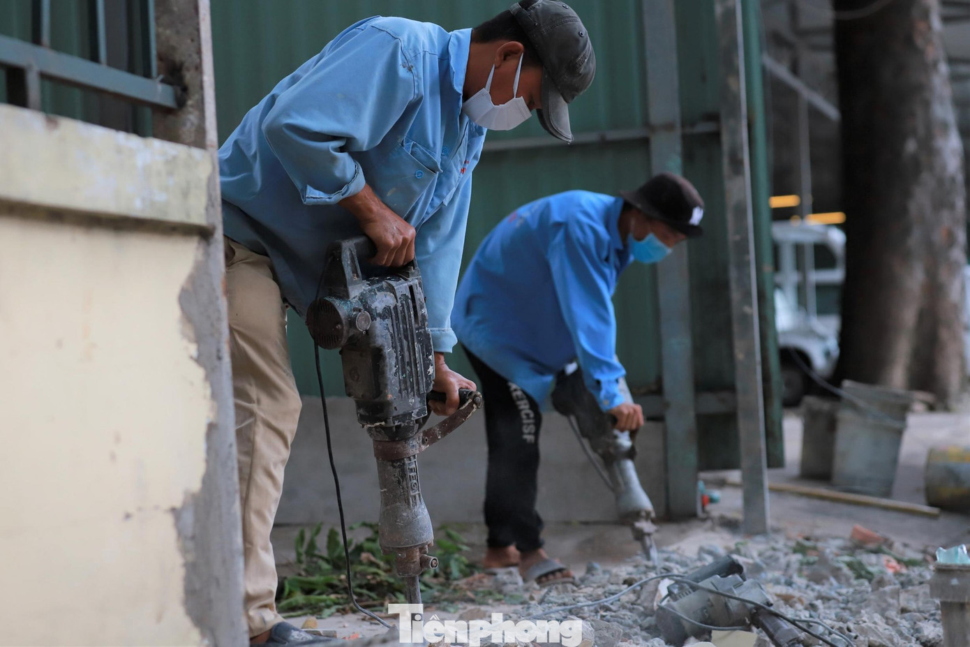 Theo đó, ngay sau khi nhận được chỉ đạo từ Bộ Quốc phòng, Bệnh viện Quân y 175 đã nhanh chóng triển khai thành lập (lâm thời) Trung tâm điều trị bệnh nhân COVID-19 mức độ nặng và vừa.
