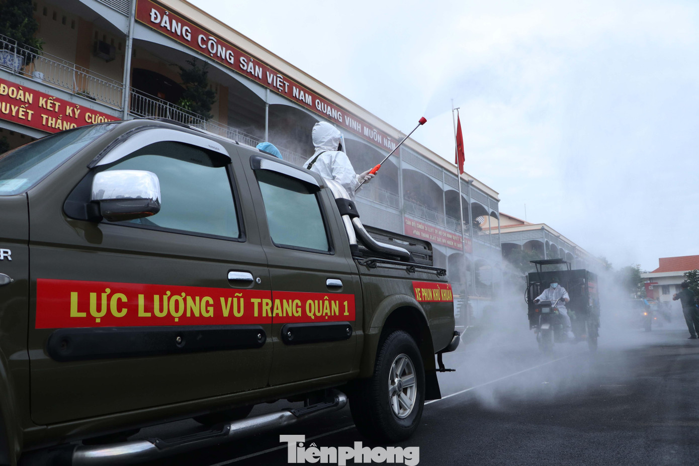 Các lực lượng vũ trang quận huyện cũng tham gia vào công tác phun khử khuẩn toàn TPHCM lần này.