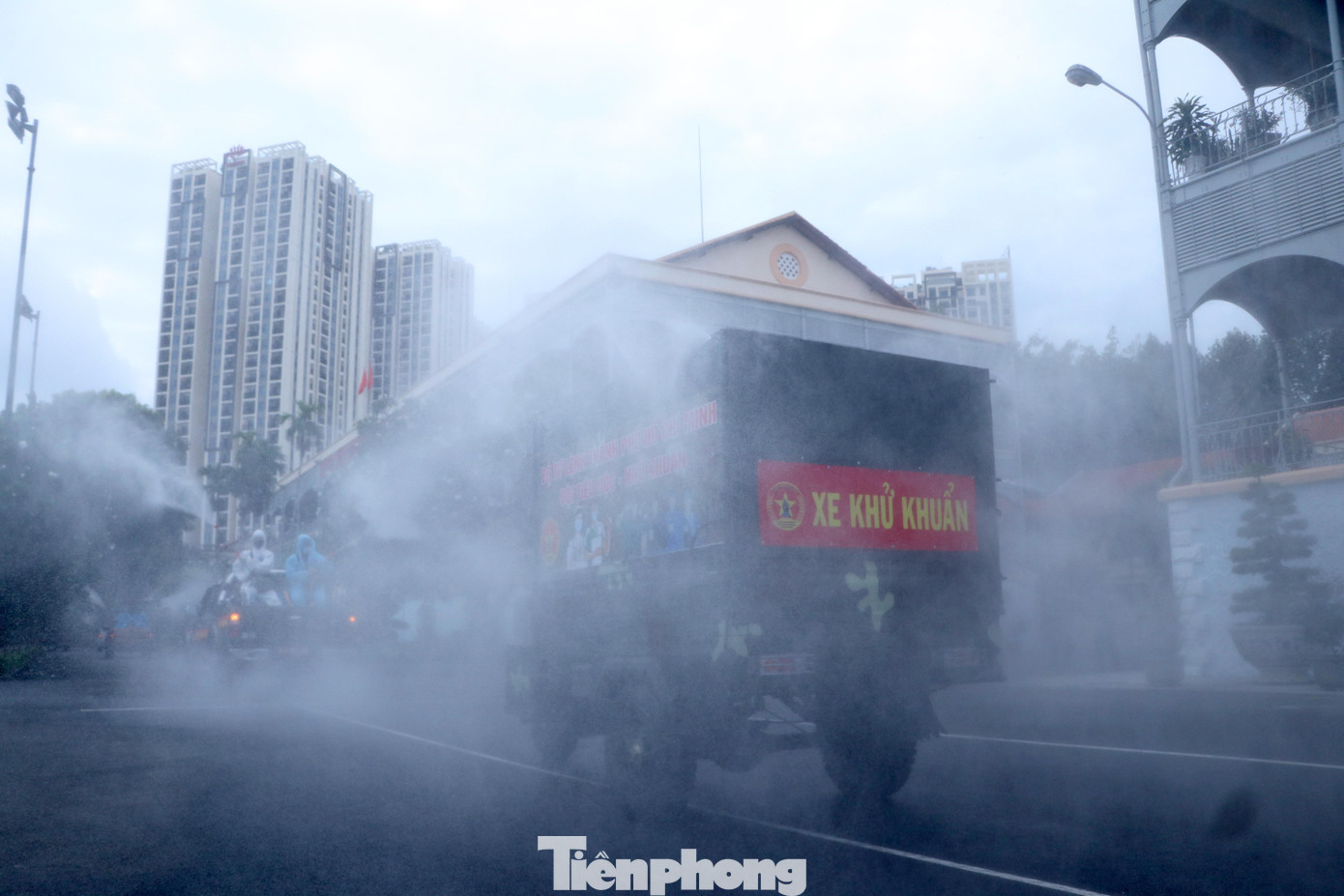 Các chiến sĩ tham gia phun khử khuẩn được trang bị đồ bảo hộ, mặt nạ chống độc để đảm bảo sức khỏe trong quá trình làm nhiệm vụ.