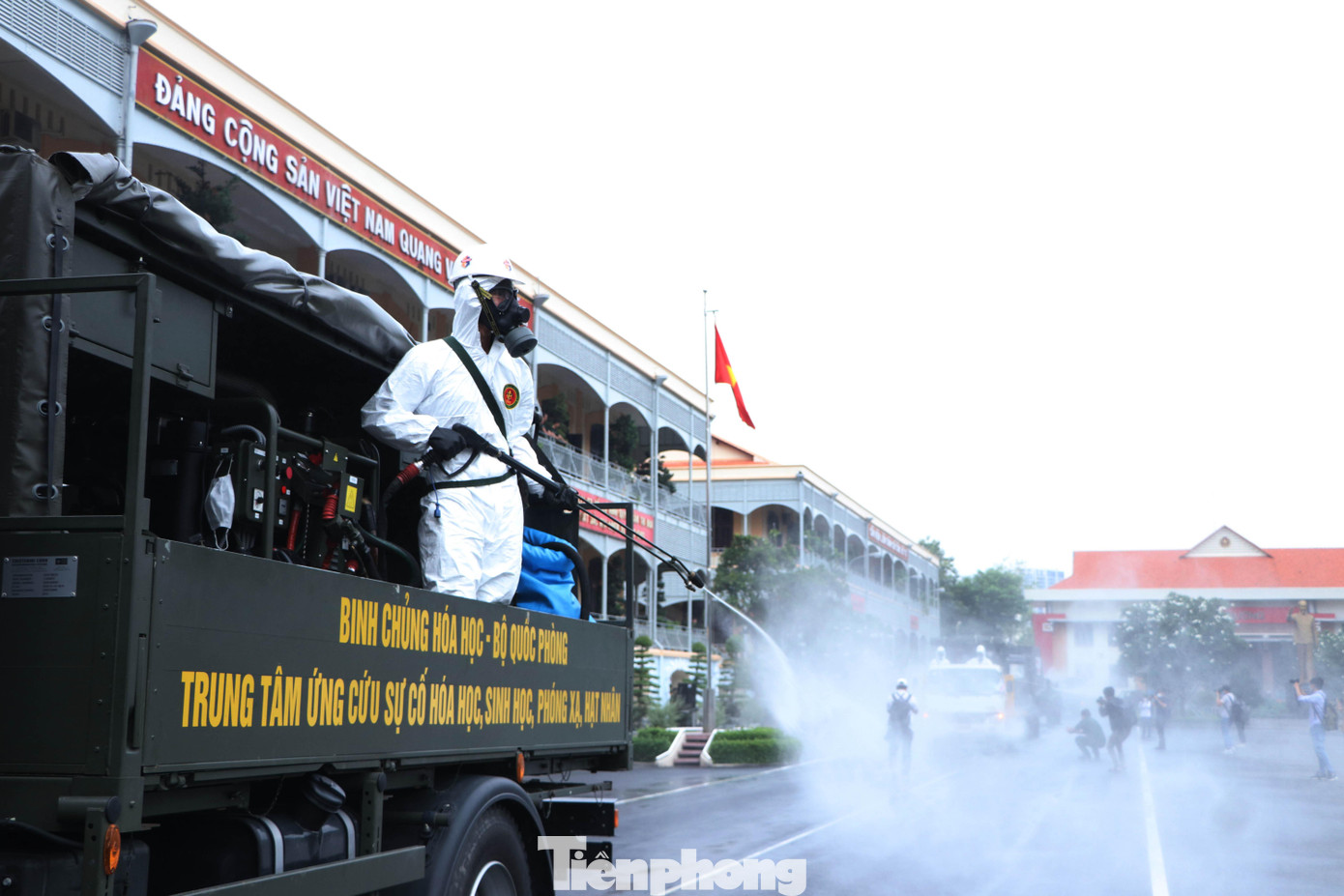 Trong buổi sáng 23/7, các lực lượng thuộc Binh chủng Hóa học, Tiểu đoàn Phòng hóa 38 Quân khu 7 và Bộ Tư Lệnh TPHCM đã xuất quân phun khử khuẩn trên địa bàn TPHCM.