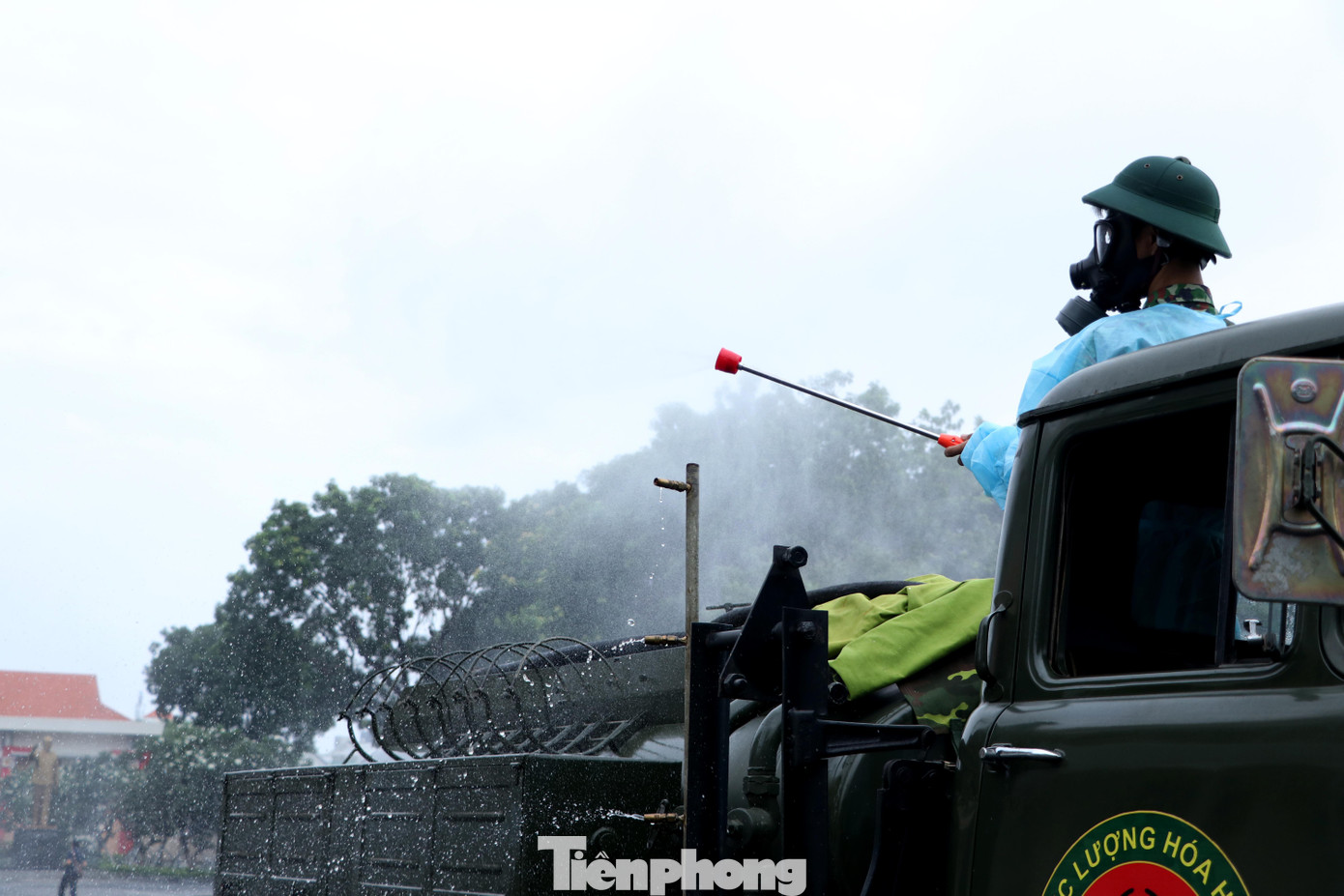 Theo thiếu tướng Lê Ngọc Hải, các đoàn xe Quân đội vừa tiến hành phun khử khuẩn, vừa phát loa tuyên truyền để người dân đồng tình, tin tưởng vào các chủ trương, chính sách phòng chống dịch hiện nay.