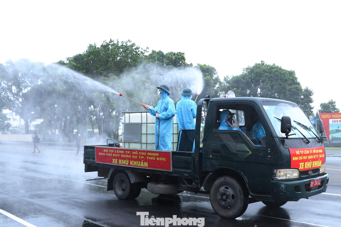 Thiếu tướng Lê Ngọc Hải, Phó tư lệnh Bộ Tư Lệnh TPHCM cho biết, thời gian qua, dịch COVID-19 diễn biến phức tạp ở TPHCM, lực lượng quân đội đã huy động lực lượng tổ chức phun khử khuẩn trên 300ha với cung đường khoảng 1.000KM ở một số khu vực.