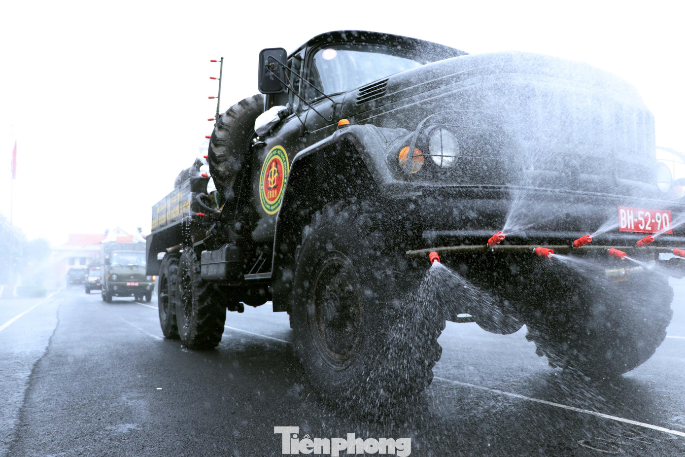 Theo đó, các lực lượng huy động khoảng 20 lượt xe/ngày và hơn 6 tấn Cloramin-B để thực hiện phun khử khuẩn trong thời gian 7 ngày.