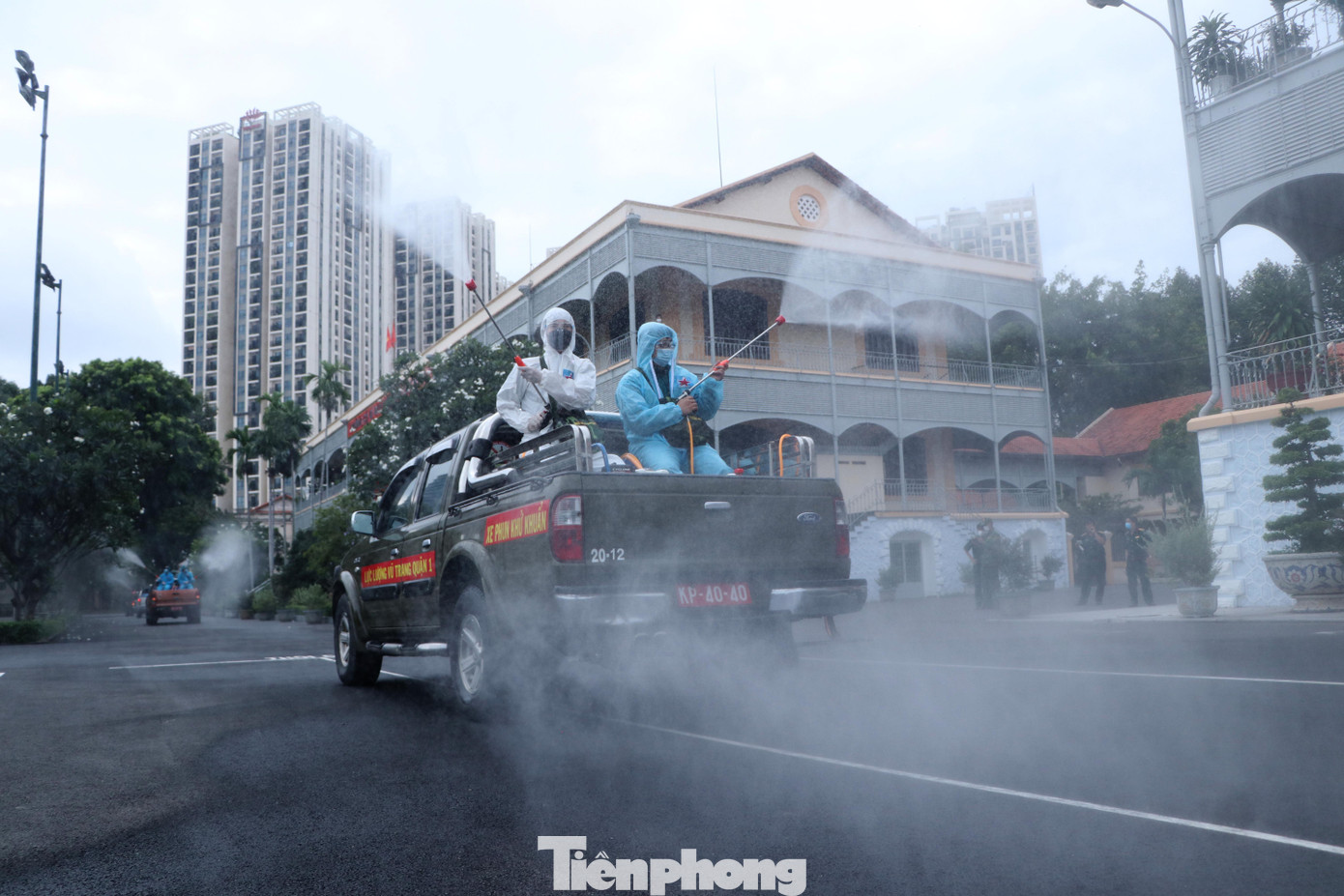 Mỗi đoàn xe khử khuẩn sẽ có xe dẫn đường, mang theo hóa chất để các chiến sĩ pha thêm khi lượng hóa chất trên xe phun khử khuẩn hết.