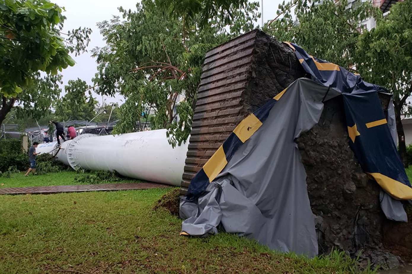 Thời điểm xảy ra sự cố do trời mưa, không có phương tiện lưu thông qua nên may mắn không gây thương vong về người. Thời điểm xảy ra sự cố do trời mưa, không có phương tiện lưu thông qua nên may mắn không gây thương vong về người.