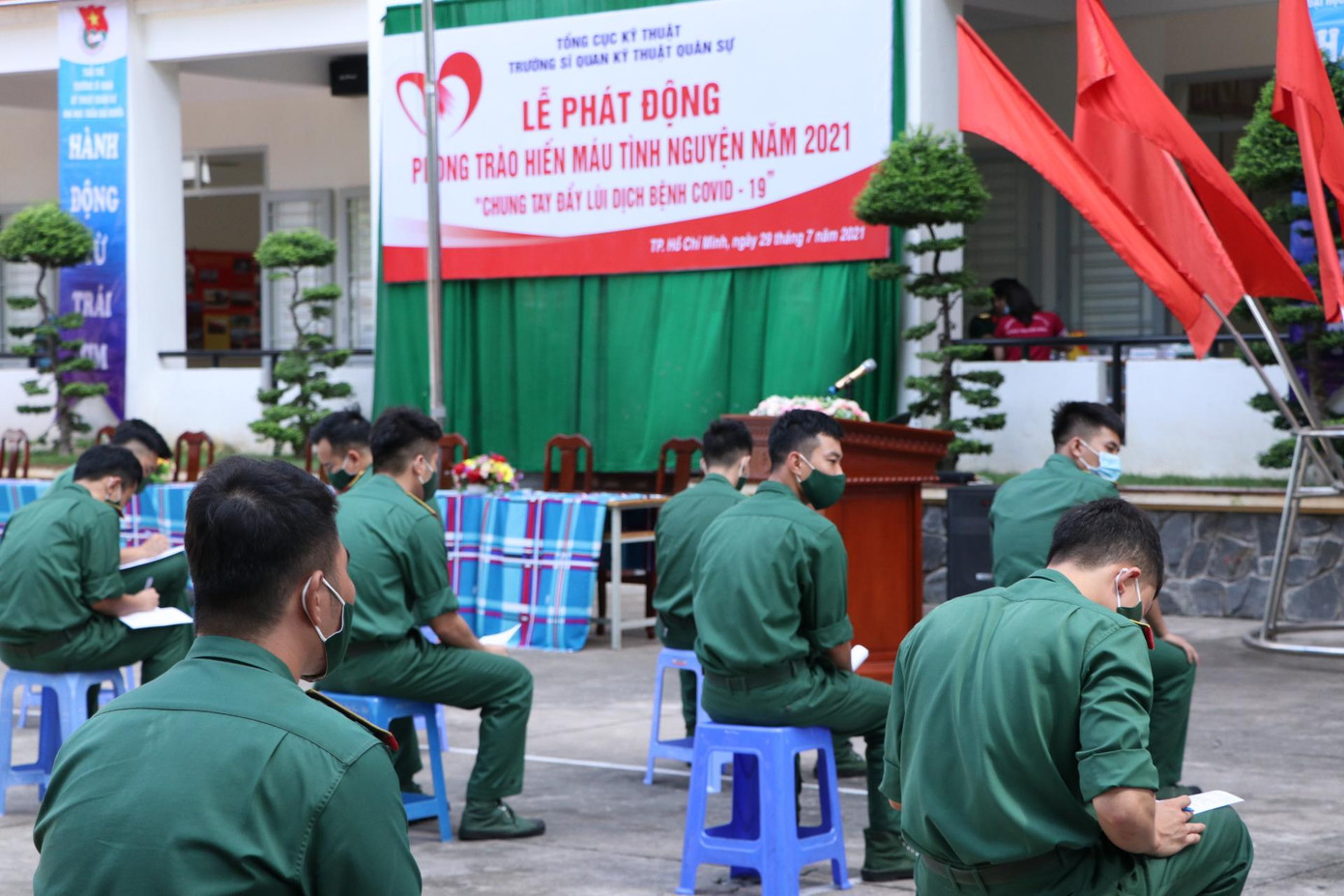 Trong buổi sáng hơn 300 cán bộ, giảng viên, học viên, hạ sĩ quan chiến sĩ, công nhân viên của nhà trường đã cùng tham gia hiến máu.