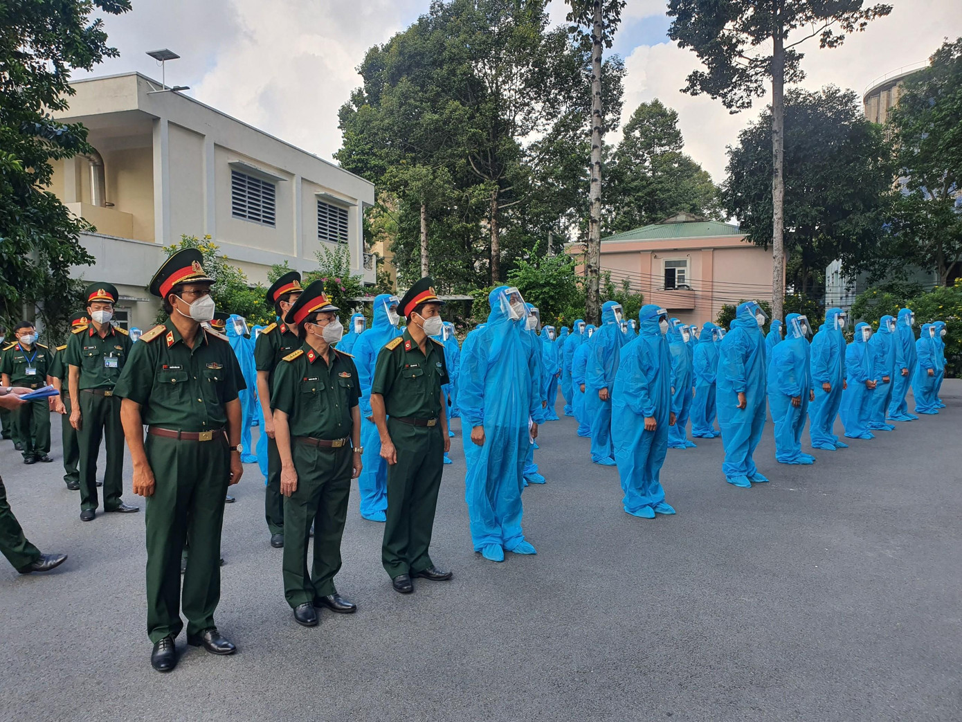 Đoàn nhân viên Y tế Bệnh viện Quân y 175 chuẩn bị lên đường làm nhiệm vụ.