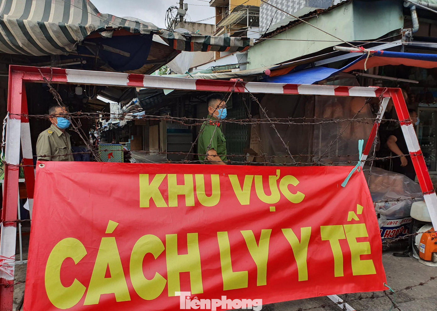 Việc cách ly y tế tại nhà giúp các điểm cách ly tập trúng bớt quá tải. Việc cách ly y tế tại nhà giúp các điểm cách ly tập trúng bớt quá tải.