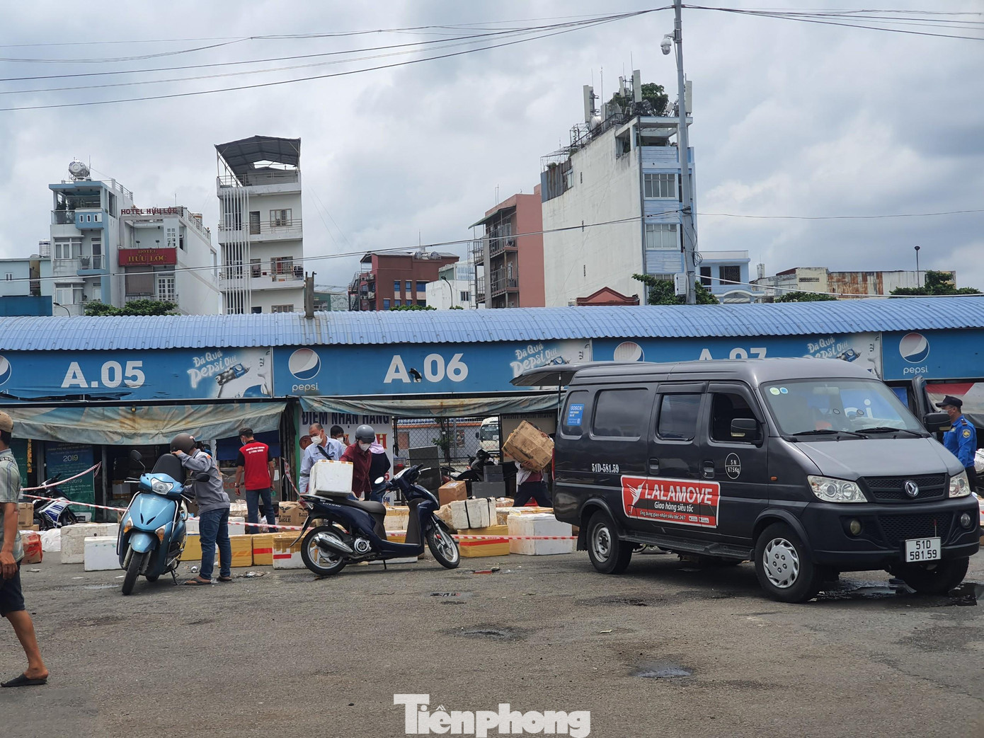 Dự kiến hàng sẽ đến bến xe Miền Đông vào khoảng 6 giờ sáng nhưng khi anh đến thì đại diện nhà xe nói tầm 11 giờ thì xe mới về đến nên anh đành quay xe về. Dự kiến hàng sẽ đến bến xe Miền Đông vào khoảng 6 giờ sáng nhưng khi anh đến thì đại diện nhà xe nói tầm 11 giờ thì xe mới về đến nên anh đành quay xe về.