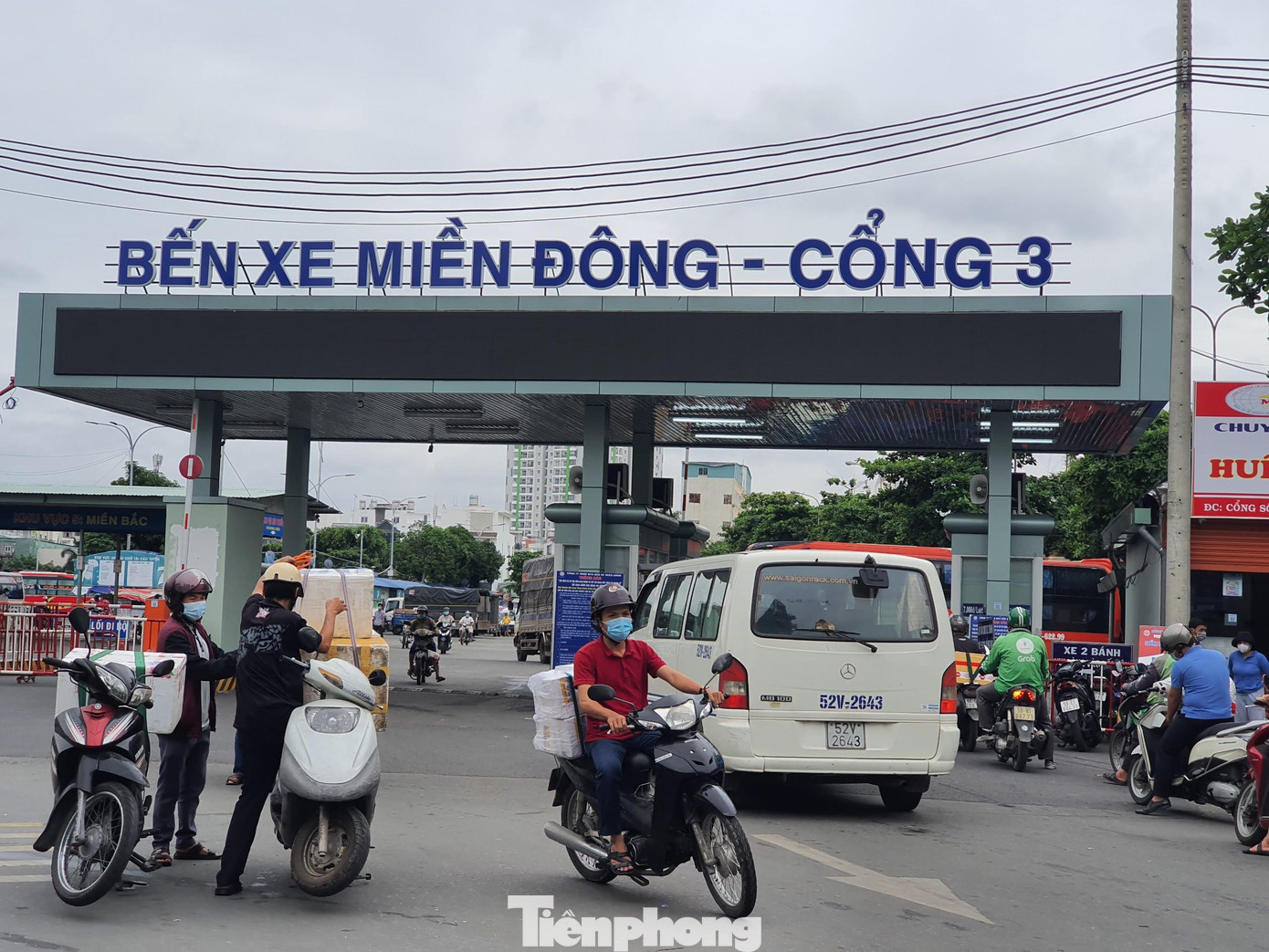 Ghi nhận lúc 12h trưa ngày 8/7, rất đông người đến bến xe miền Đông để nhận hàng nhưng đại diện nhà xe thông báo xe chở hàng chưa về tới do ùn tắc giao thông ở khu vực giáp ranh TP.HCM và Đồng Nai. Ghi nhận lúc 12h trưa ngày 8/7, rất đông người đến bến xe miền Đông để nhận hàng nhưng đại diện nhà xe thông báo xe chở hàng chưa về tới do ùn tắc giao thông ở khu vực giáp ranh TP.HCM và Đồng Nai.