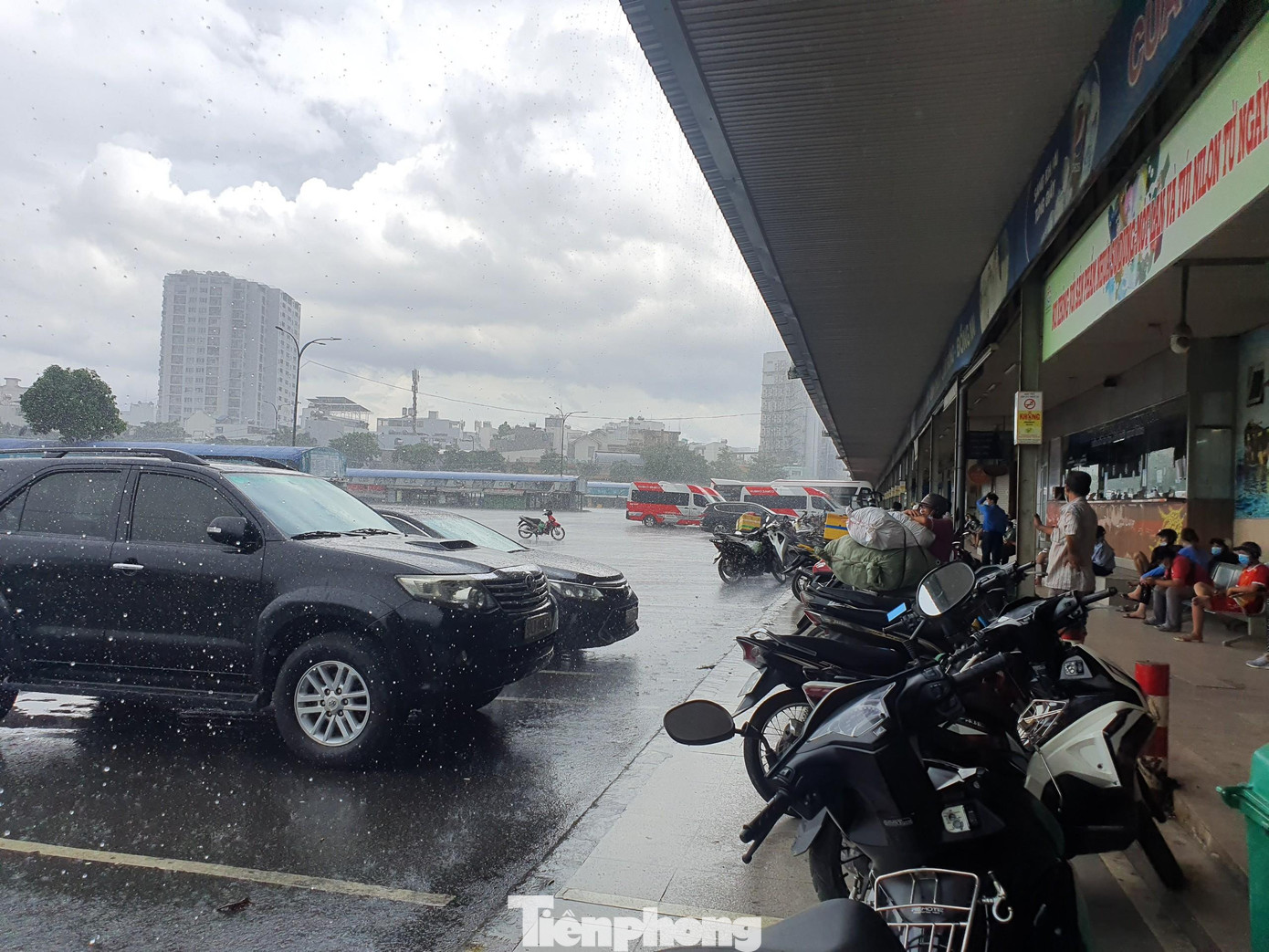 Gần 12 giờ trưa, anh Bình quay lại nhưng xe chở hàng vẫn chưa về tới bến xe, anh phải chờ đến hơn 14 giờ chiều mới được nhận hàng. Gần 12 giờ trưa, anh Bình quay lại nhưng xe chở hàng vẫn chưa về tới bến xe, anh phải chờ đến hơn 14 giờ chiều mới được nhận hàng.