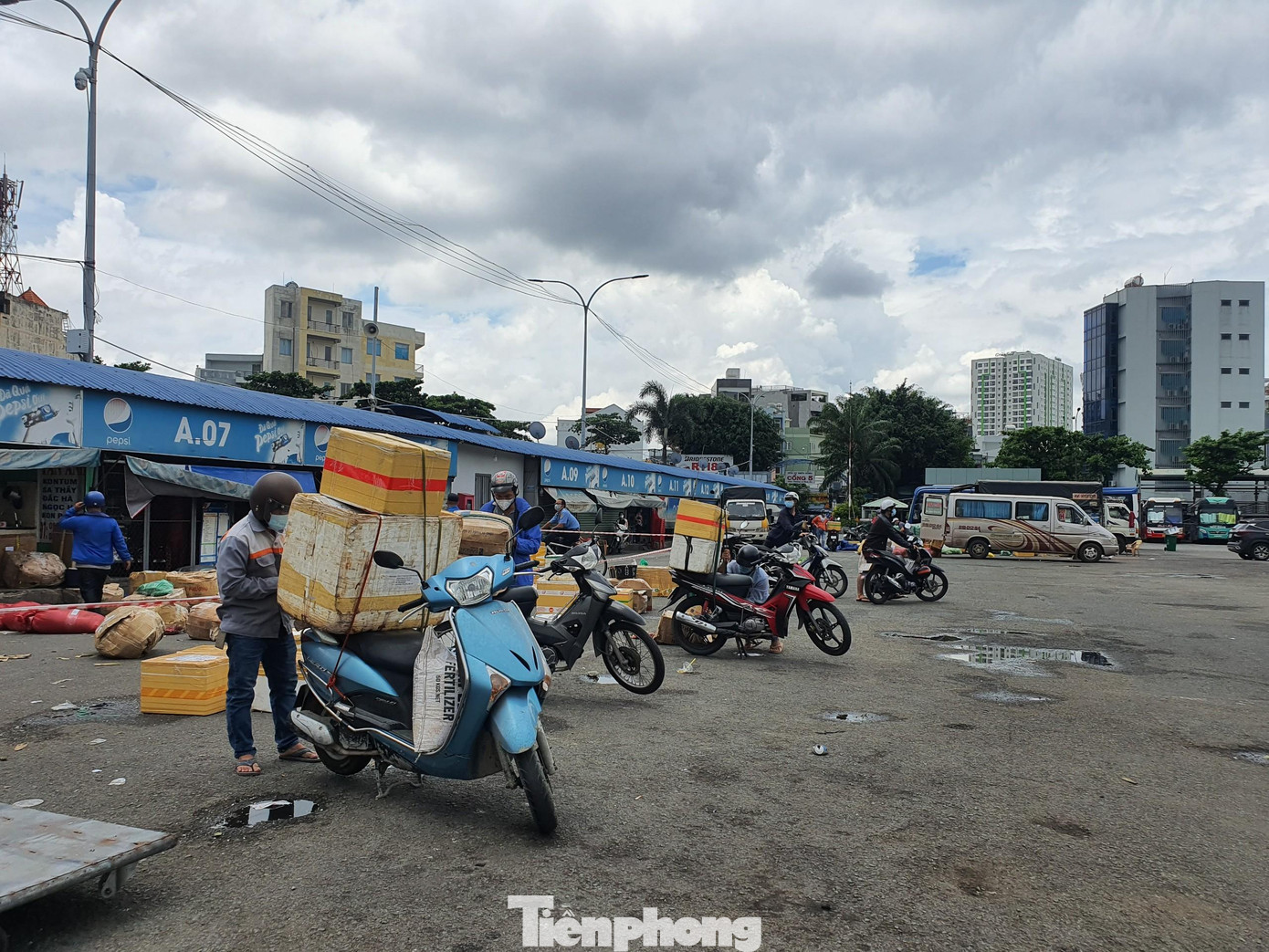 Cũng như anh Bình, nhiều người dân khác tỏ ra mệt mỏi vì vừa phải đội nắng, vừa dầm mưa suốt nhiều tiếng đồng hồ nhưng chưa nhận được hàng hóa. Cũng như anh Bình, nhiều người dân khác tỏ ra mệt mỏi vì vừa phải đội nắng, vừa dầm mưa suốt nhiều tiếng đồng hồ nhưng chưa nhận được hàng hóa.