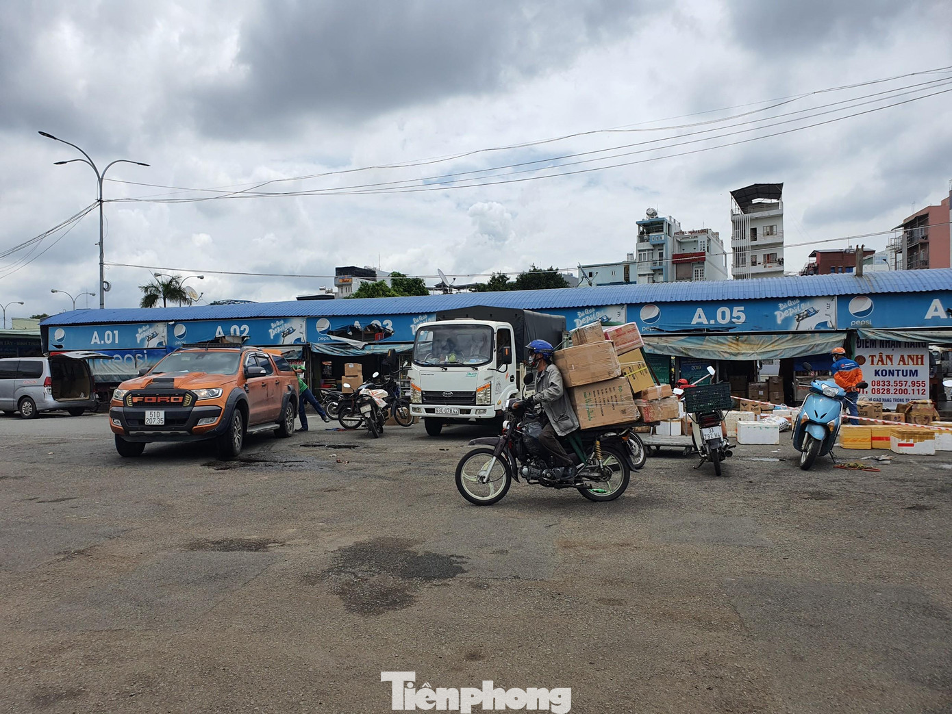 Anh Ngô Văn Bình, quê Ninh Thuận cho biết, biết TPHCM chuẩn bị giãn cách xã hội theo Chỉ thị 16 của Thủ tướng Chính phủ nên gia đình đã mua lương thực, thực phẩm đóng thùng gửi vào 'cứu trợ'. Anh Ngô Văn Bình, quê Ninh Thuận cho biết, biết TPHCM chuẩn bị giãn cách xã hội theo Chỉ thị 16 của Thủ tướng Chính phủ nên gia đình đã mua lương thực, thực phẩm đóng thùng gửi vào 'cứu trợ'.