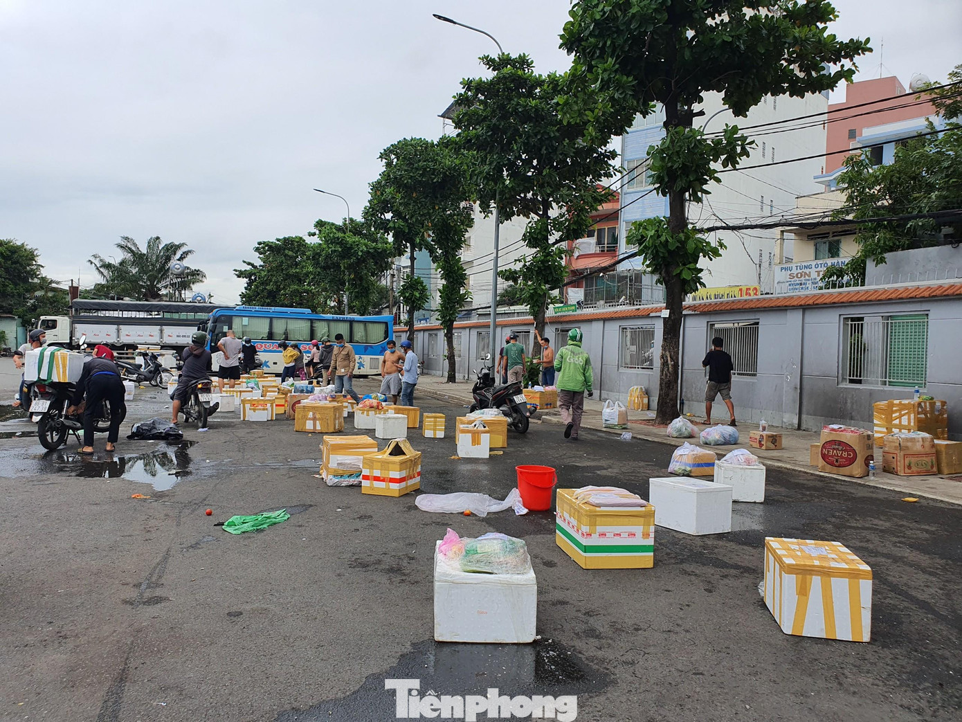 "Sáng tôi đến nhận hàng thì họi hẹn đến trưa, trưa quay lại thì họ nói xe sắp về tời. Sắp tới mà đợi từ 12 giờ đến giờ là hơn 14 giờ rồi vẫn chưa thấy hàng ở đâu. Thực phẩm ở quê gửi vào toàn đồ tươi sống, đến giờ chắc ôi thiu hết rồi", anh Bình nói. "Sáng tôi đến nhận hàng thì họi hẹn đến trưa, trưa quay lại thì họ nói xe sắp về tời. Sắp tới mà đợi từ 12 giờ đến giờ là hơn 14 giờ rồi vẫn chưa thấy hàng ở đâu. Thực phẩm ở quê gửi vào toàn đồ tươi sống, đến giờ chắc ôi thiu hết rồi", anh Bình nói.