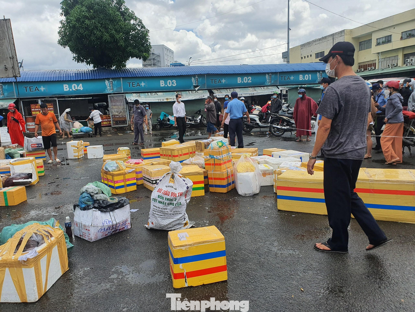 Sau khi xe về bến, do trời mưa không thể xuống hàng nên đến hơn 14h chiều người dân mới nhận đượ hàng hóa để mang về. Sau khi xe về bến, do trời mưa không thể xuống hàng nên đến hơn 14h chiều người dân mới nhận đượ hàng hóa để mang về.