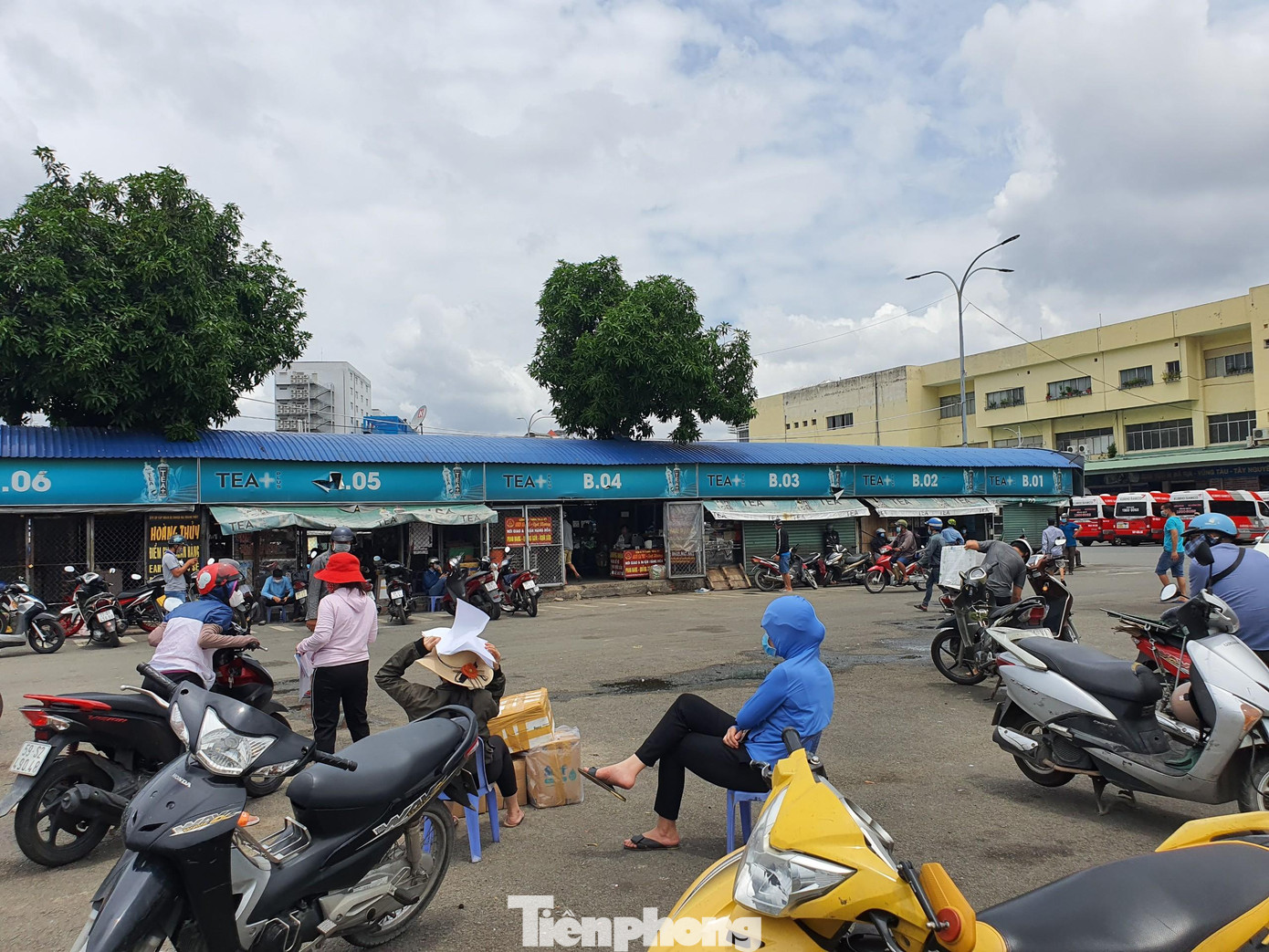 Do khu vực giao hàng hóa không có chỗ ngồi nên người dân phải ngồi giữa sân bê tông dưới thời tiết nóng bức. Do khu vực giao hàng hóa không có chỗ ngồi nên người dân phải ngồi giữa sân bê tông dưới thời tiết nóng bức.