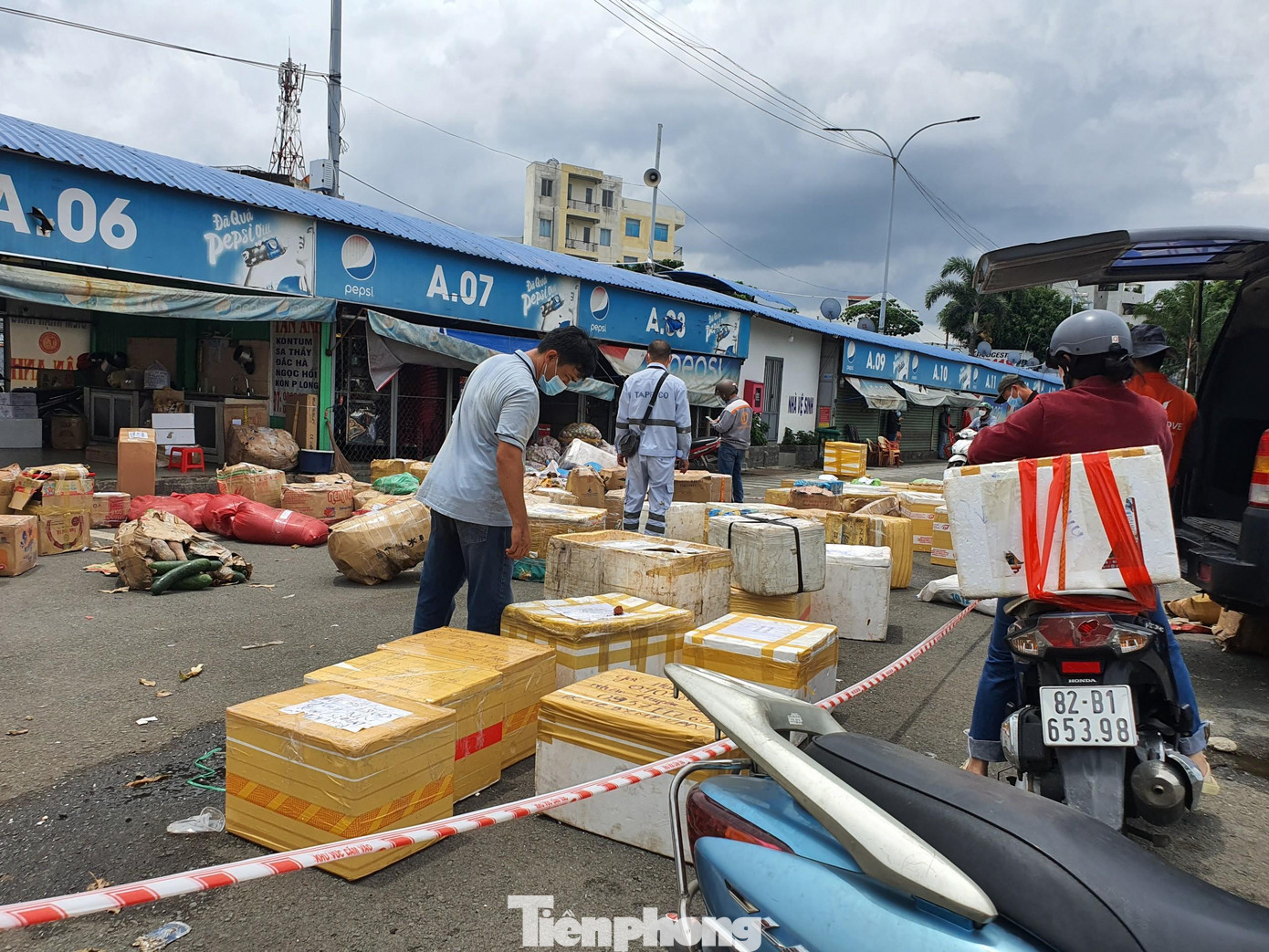 Tuy nhiên, hôm nay do một số địa phương thực hiện kiểm soát phương tiện, tài xế để chống dịch COVID-19 nên xảy ra ùn tắc giao thông trên tuyến quốc lộ 1A. Do đó, hàng hóa về trễ hơn nửa ngày so với bình thường. Tuy nhiên, hôm nay do một số địa phương thực hiện kiểm soát phương tiện, tài xế để chống dịch COVID-19 nên xảy ra ùn tắc giao thông trên tuyến quốc lộ 1A. Do đó, hàng hóa về trễ hơn nửa ngày so với bình thường.