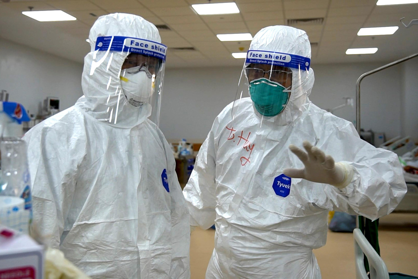 Để đáp ứng quy mô hoạt động của bệnh viện, Bộ Y tế đã điều động nhiều lực lượng từ các bệnh viện thuộc Bộ Y tế và các bệnh viện thuộc Sở Y tế TP.HCM, bệnh viện đã trộn lẫn các lực lượng với nhau thành nhiều nhóm, chia thành 3 ca 4 kíp. Để đáp ứng quy mô hoạt động của bệnh viện, Bộ Y tế đã điều động nhiều lực lượng từ các bệnh viện thuộc Bộ Y tế và các bệnh viện thuộc Sở Y tế TP.HCM, bệnh viện đã trộn lẫn các lực lượng với nhau thành nhiều nhóm, chia thành 3 ca 4 kíp.