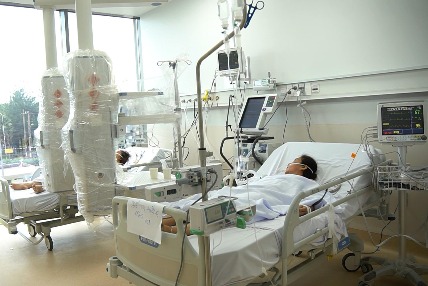 Theo bác sĩ Nguyễn Tri Thức, Bệnh viện Hồi sức COVID-19 được thành lập từ bệnh viện chưa từng đưa vào hoạt động, khi đi vào hoạt động lại hoạt động với công suất lớn nhất nên có một số vấn đề về hậu cần quản trị chưa đảm bảo trong những ngày đầu. Sau khi điều chỉnh và có sự tăng cường nhân lực, đến thời điểm hiện tại đã cơ bản ổn định. Theo bác sĩ Nguyễn Tri Thức, Bệnh viện Hồi sức COVID-19 được thành lập từ bệnh viện chưa từng đưa vào hoạt động, khi đi vào hoạt động lại hoạt động với công suất lớn nhất nên có một số vấn đề về hậu cần quản trị chưa đảm bảo trong những ngày đầu. Sau khi điều chỉnh và có sự tăng cường nhân lực, đến thời điểm hiện tại đã cơ bản ổn định.