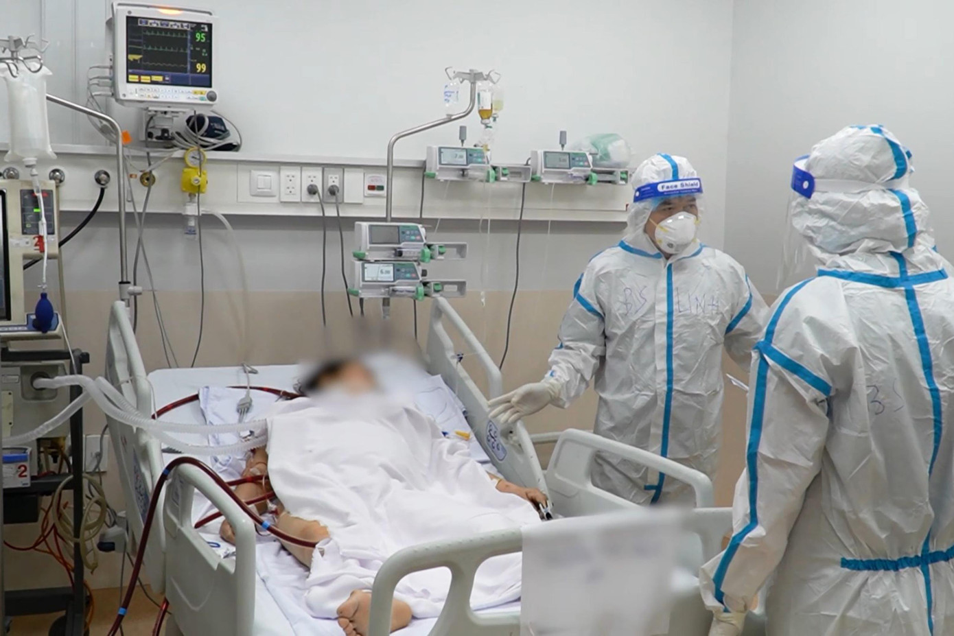 Mỗi ca mỗi kíp đều có lực lượng nóng cốt về hồi sức bên cạnh là các lực lượng khác để đảm bảo hoạt động trôi chảy, đoàn kết và tạo điều kiện cho nhân viên y tế học hỏi kinh nghiệm lẫn nhau. Mỗi ca mỗi kíp đều có lực lượng nóng cốt về hồi sức bên cạnh là các lực lượng khác để đảm bảo hoạt động trôi chảy, đoàn kết và tạo điều kiện cho nhân viên y tế học hỏi kinh nghiệm lẫn nhau.